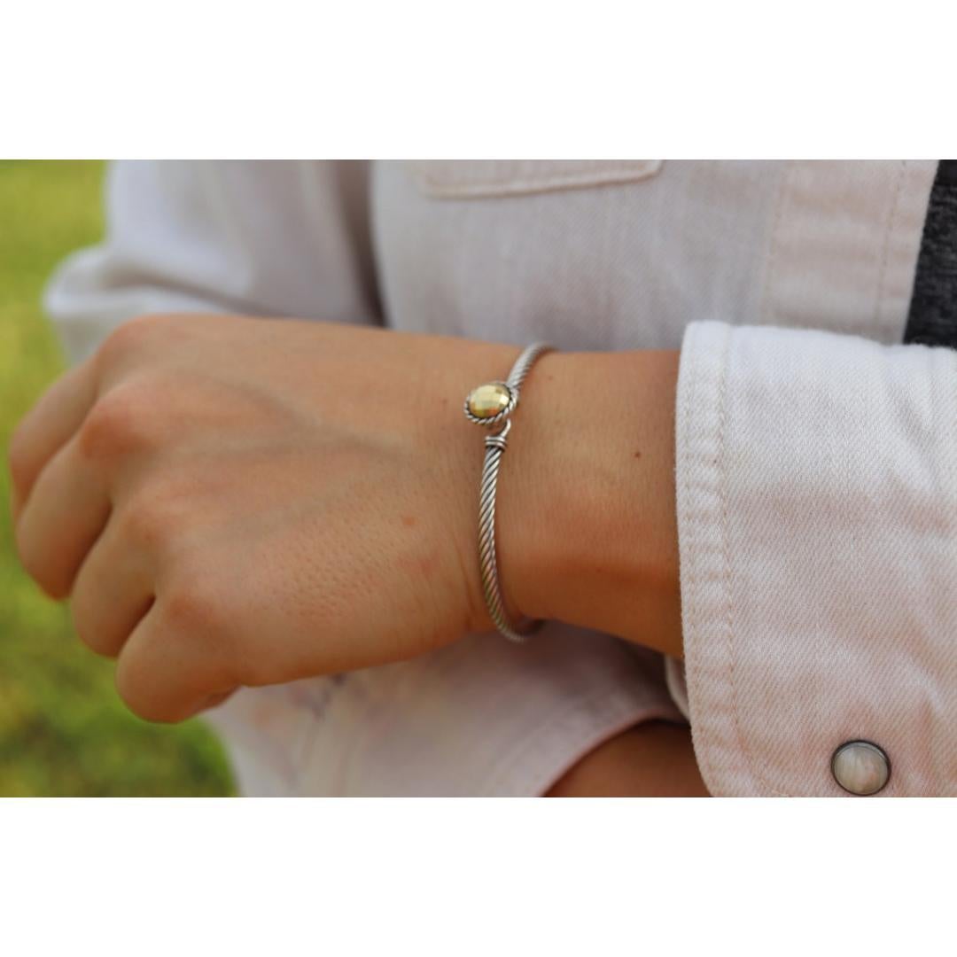 Vintage
MATERIAL : Argent

Bracelet classique David Yurman Cable Cuff. Fabriqué en or jaune 18 carats et en argent sterling. Conception de la boucle avec un design en forme de dôme.

Bracelet Chatelaine.

Condit : Ne présente aucun signe