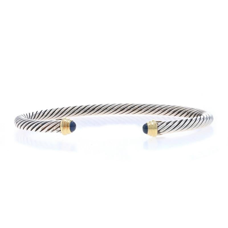 Verkaufspreis: $695

Marke: David Yurman
Collection'S: Kabel-Klassiker
Design/One:  4mm

Metallgehalt: Sterling Silber & 18k Gelbgold

Informationen zu Stein

Natürliche Saphire
Behandlung: Heizung
Schliff: Runder Cabochon
Farbe: Blau

Stil: