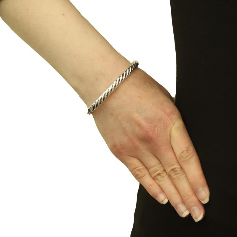 Marchio: David Yurman
Collezione: Classici del cavo

Contenuto del metallo: Argento Sterling

Stile: Bangle con cerniera
Tipo di chiusura: Chiusura a scatola con linguetta

Misure

Circonferenza interna: 6 1/4