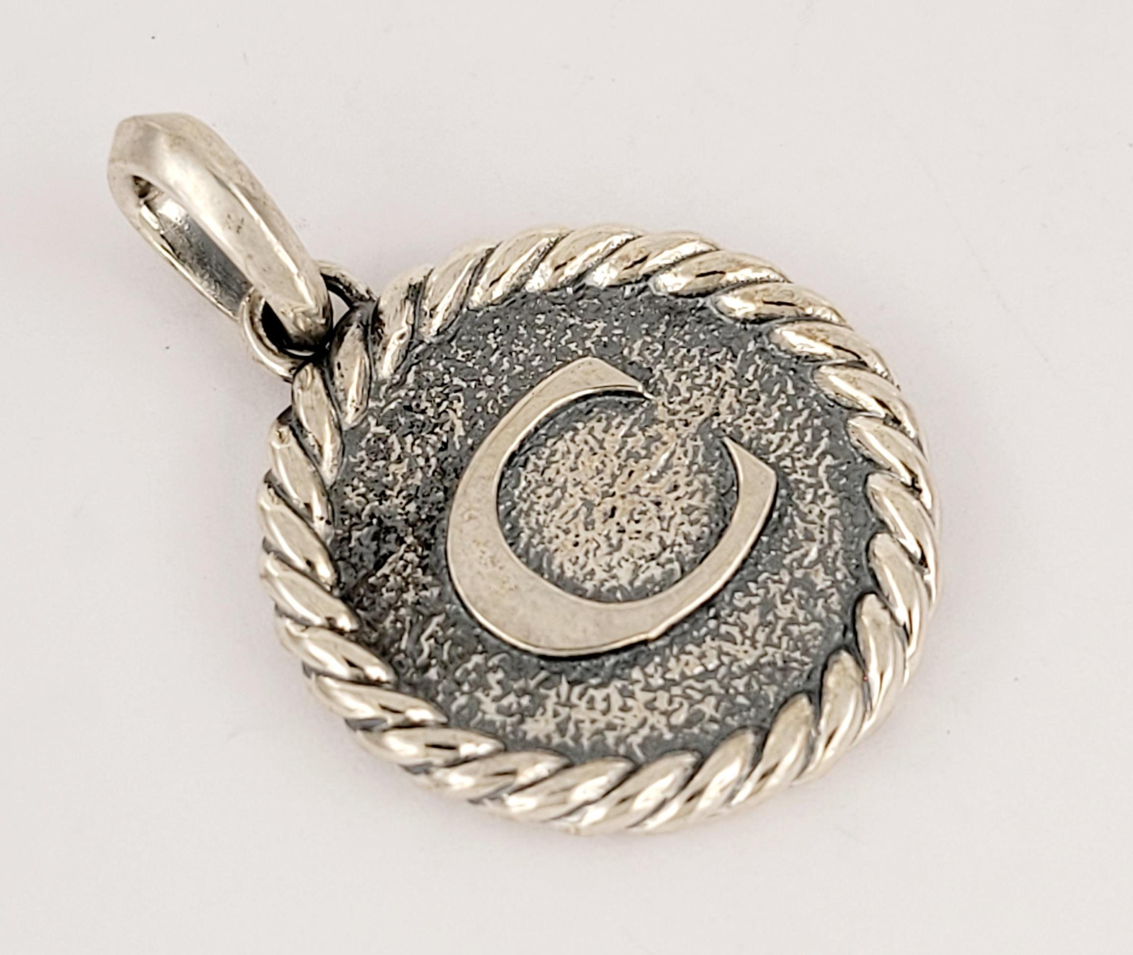 DAVID YURMAN Cable Collectibles C Initial Charm Anhänger Enhancer Sterling Silber 
Anhänger & Kette kommt zusammen
Anhänger Form rund 24.2 x24.2mm 
Länge des Anhängers mit Bügel 36mm
Kettenlänge 18,5'' lang
Kette Einstellbar 17.5'' 18.5''
Zustand