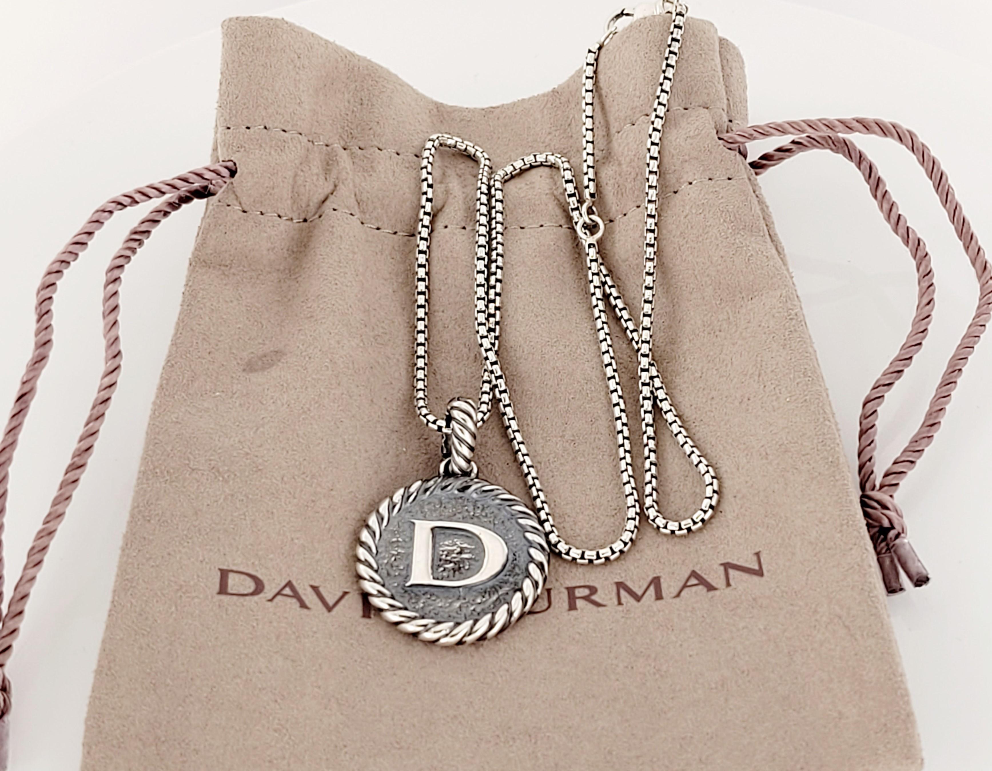 DAVID YURMAN Cable Collectibles D Initial Charm Anhänger Enhancer Sterling Silber 
Anhänger Kette zusammen 
Form des Anhängers rund 23,8 x 23,8 
Kettenlänge 17,5'' lang 
Kette Einstellbar 16''  17.5''
Zustand Neu, nie getragen 
Kommt mit David