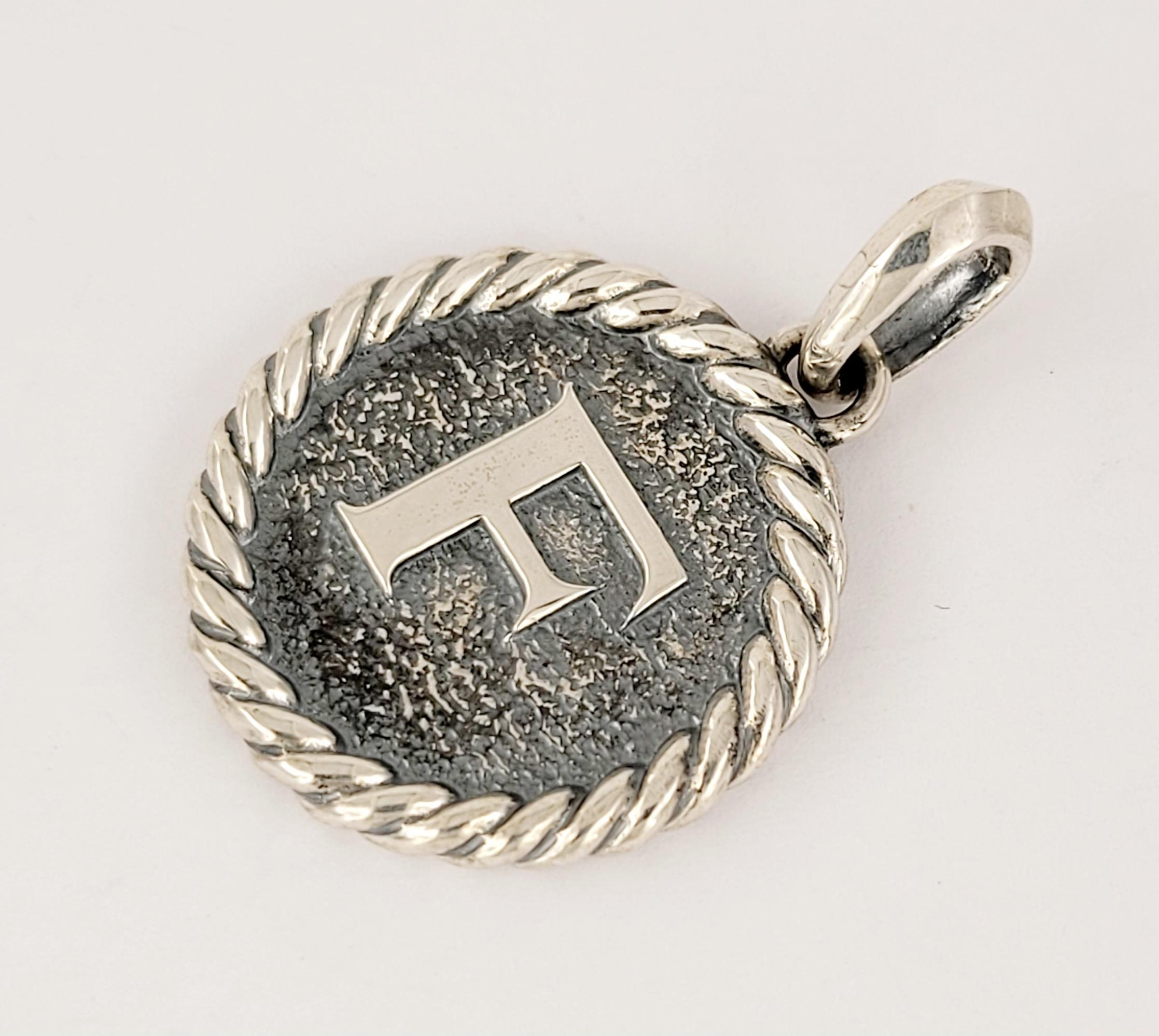 David Yurman Cable Collectibles F Initial Charm Enhancer Ciondolo in argento sterling In condizioni Nuovo in vendita a New York, NY