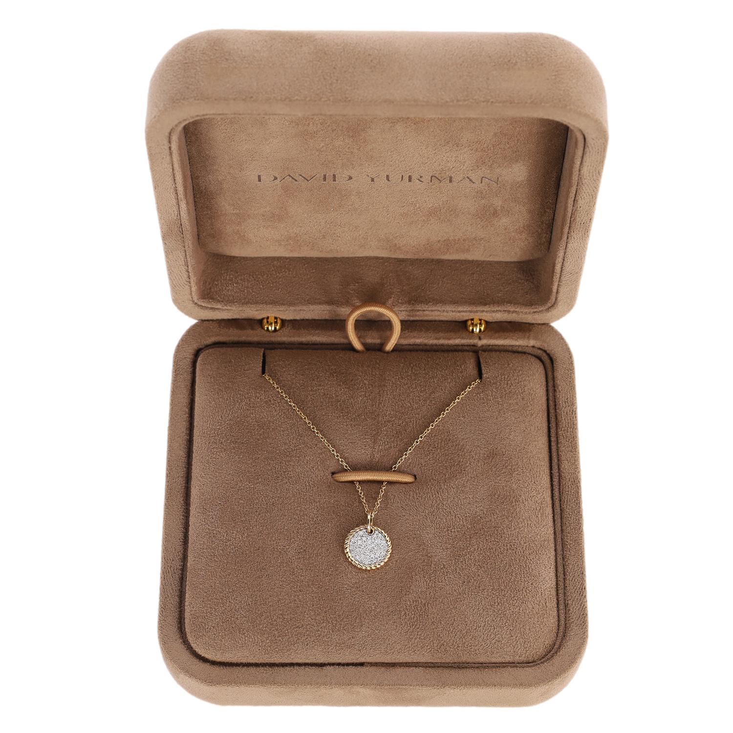 Autentica collana con pendente David Yurman Cable Collectibles Pave Plate in oro 18k con diamanti. NUOVO

oro giallo 18 carati
Diamanti incastonati a pavé, peso totale 0.17 carati
Charme, 11 mm
Catena, 1,1 mm
Chiusura ad astice
Lunghezza regolabile,