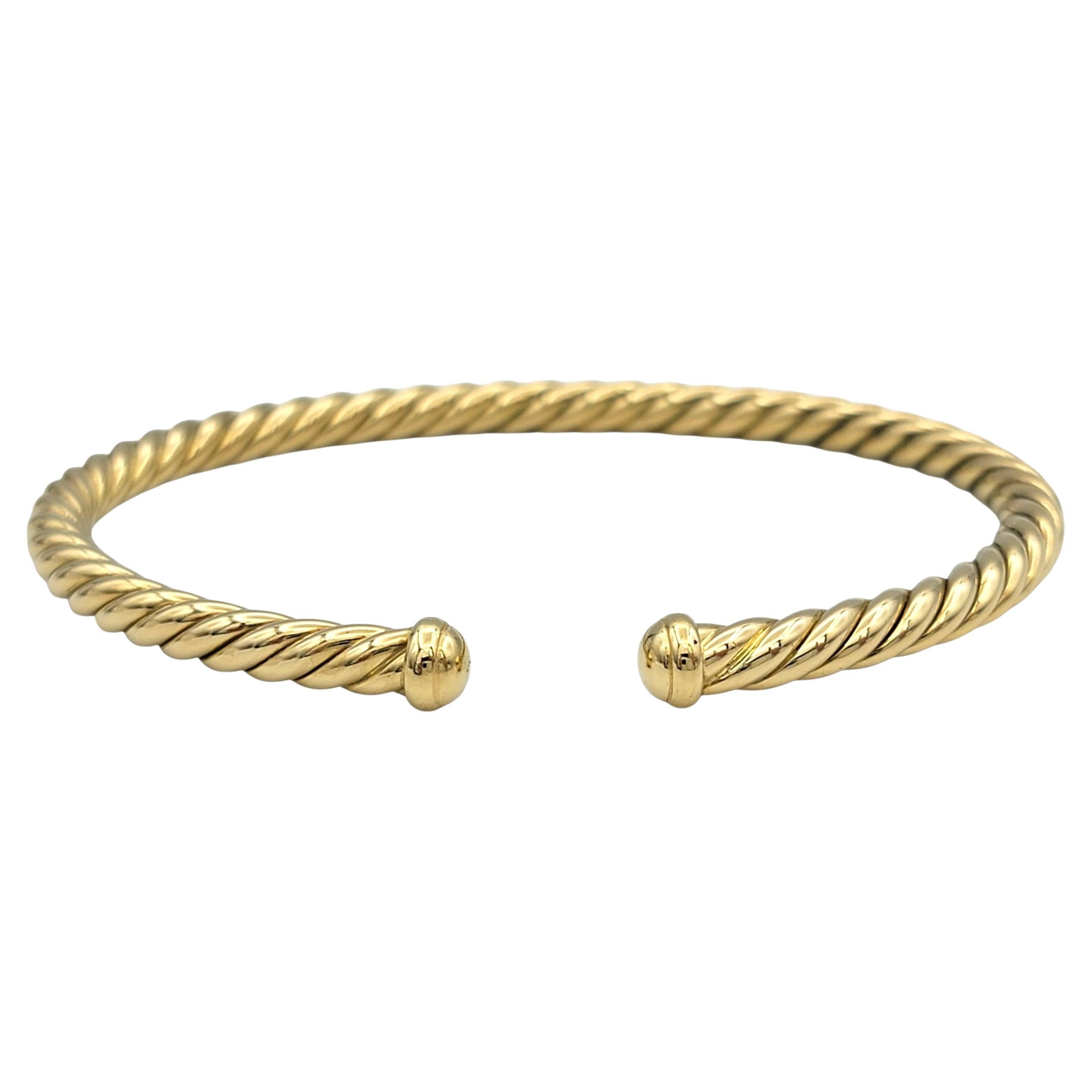 Questo classico bracciale Cable Flex di David Yurman è realizzato in radioso oro giallo 18 carati e sfoggia l'iconico design a elica attorcigliata dell'amata Collection S del marchio. La silhouette flessibile del bracciale è accentuata da terminali