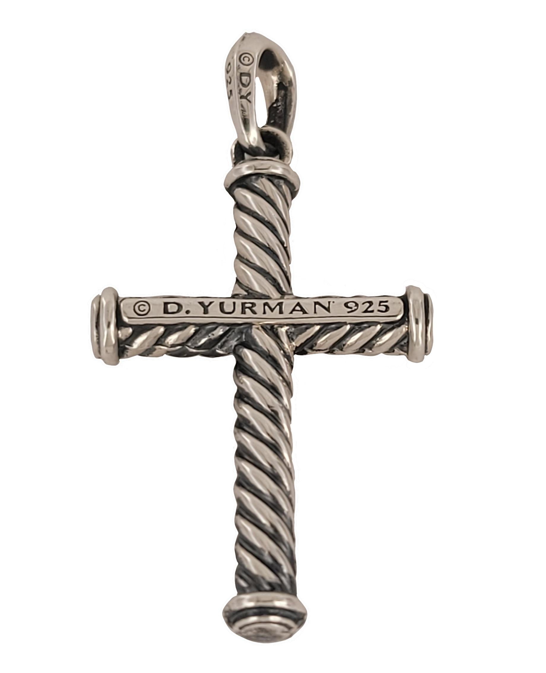 Marchio David Yurman
Collezione di amuleti per gli uomini
Materiale Argento Sterling 925

Dimensione trasversale:
Lunghezza: 39,1 mm
Lunghezza con cauzione: 46,8 mm
Larghezza: 23.8 mm
Spessore: 4,2 mm

Condizione Nuova
Viene fornito con l'astuccio