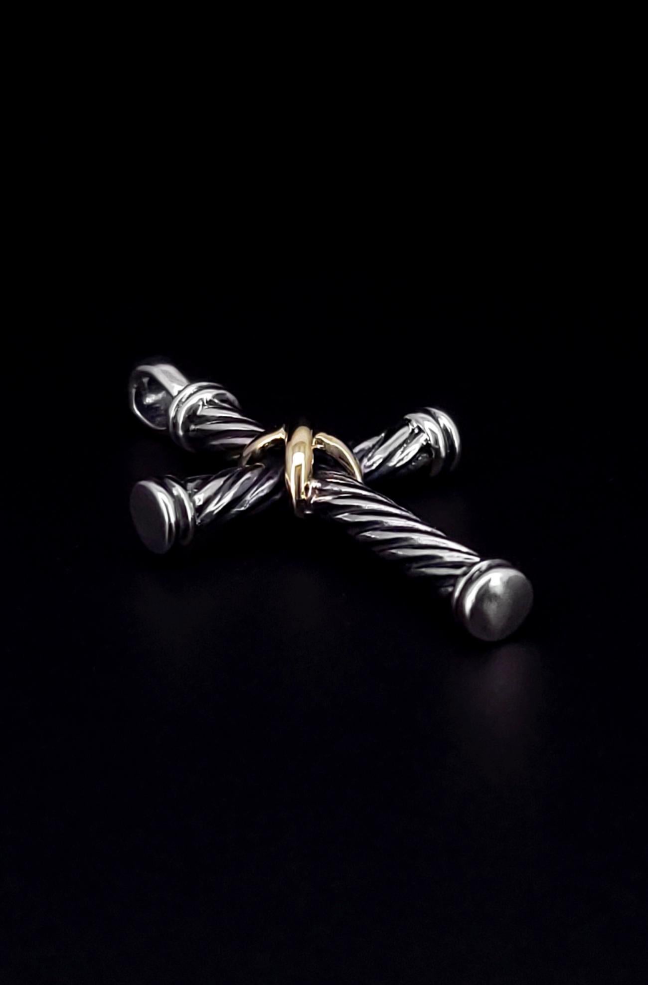 Gli amuleti DY sono un inno all'individualità e rappresentano una serie di simboli, talismani e motivi. I disegni da collezione possono essere indossati da soli su una collana o abbinati insieme per creare espressioni significative di stile