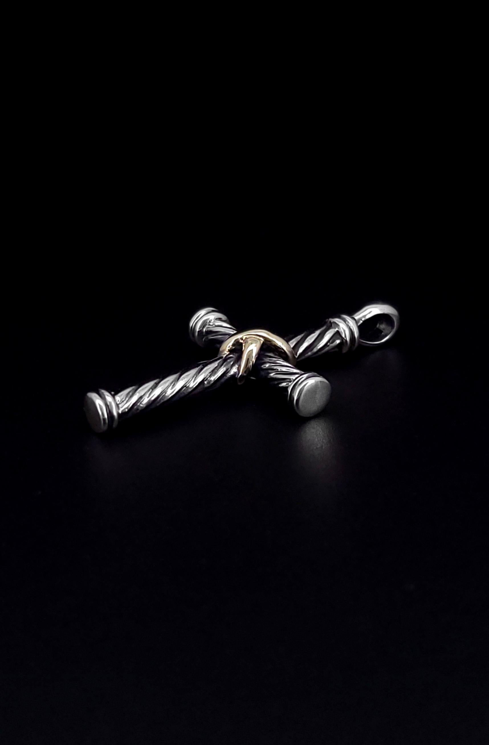David Yurman Ciondolo a forma di croce in argento 925 con oro giallo 18 carati In condizioni Nuovo in vendita a New York, NY