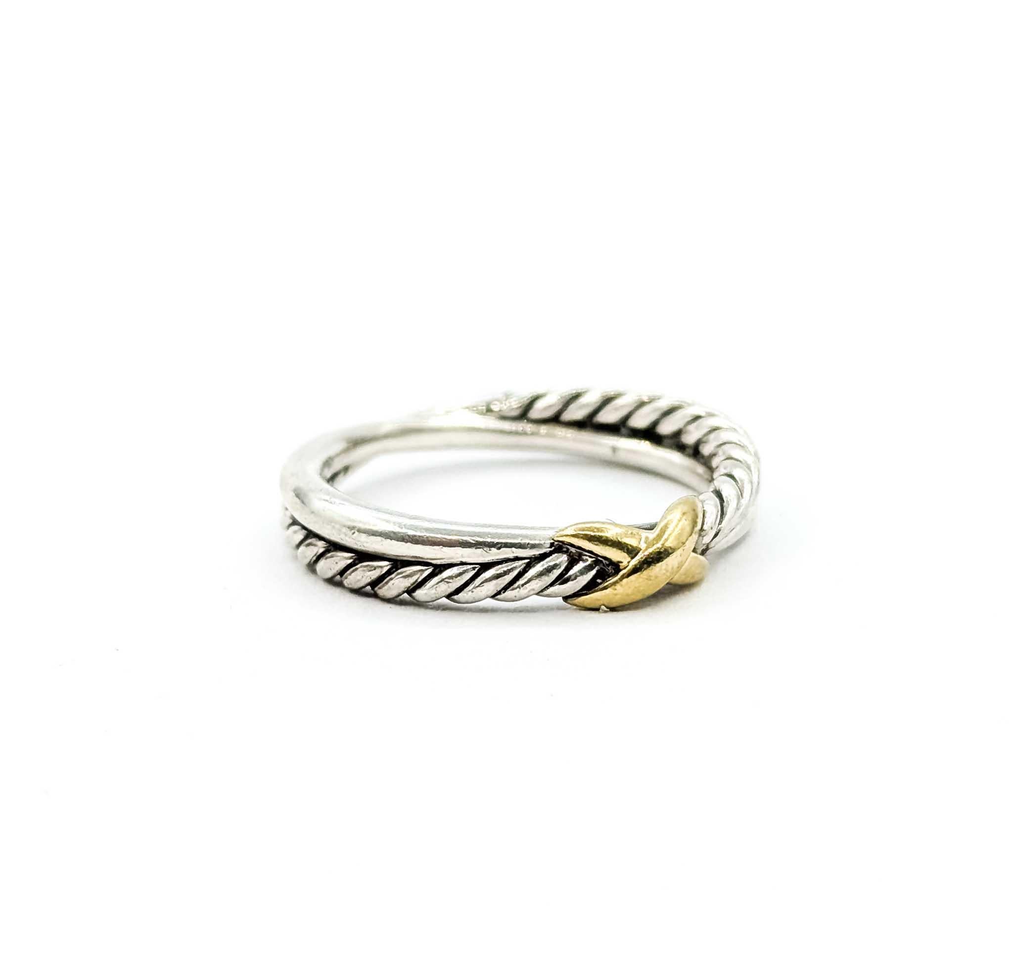 Questo intramontabile anello firmato David Yurman è realizzato in argento sterling con un accento incrociato in oro giallo 18 carati, che mostra l'iconico motivo a cavo del marchio. L'elegante design a torsione offre sia dimensione che consistenza,