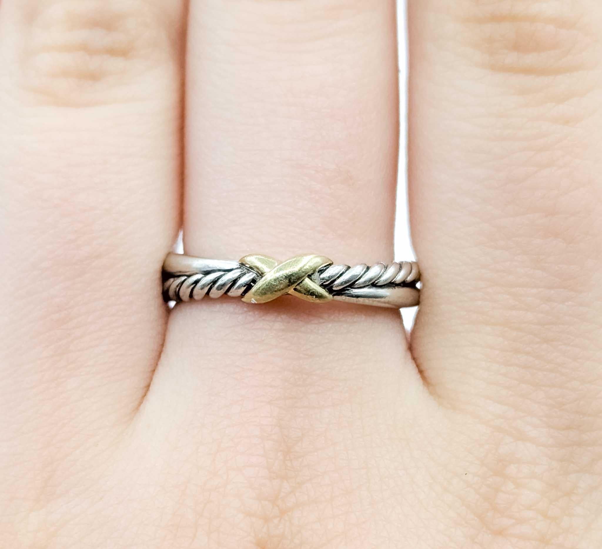 David Yurman Anello incrociato con cavo in argento sterling e oro giallo 18 carati in vendita 1