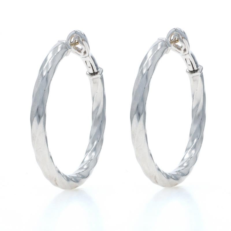 Prezzo al dettaglio: 795 dollari

Marchio: David Yurman
Collection'S: Bordo cavo
Design:  Orecchini a cerchio

Contenuto metallico: Argento Sterling e oro giallo 14k

Stile: A cerchio
Tipo di chiusura: Chiusure a Omega

Misure

Altezza: 1 19/32