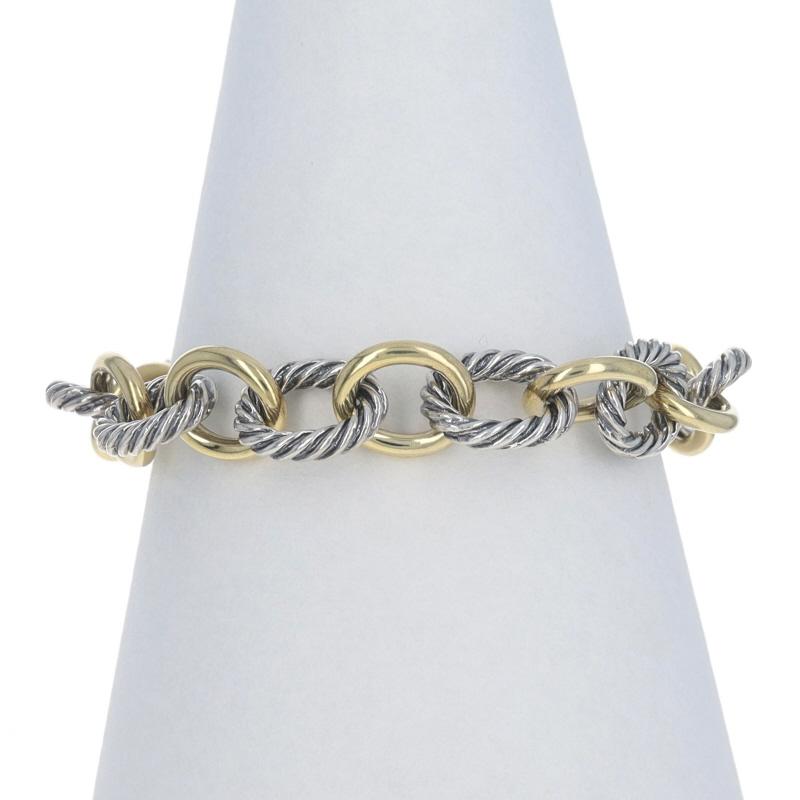 Marque : David Yurman
Design :  Bracelet à maillons ovales en câble (ancien modèle avec maillons en or massif 18 carats)

Contenu du métal : Argent sterling et or jaune 18k

Style de chaîne : Câble
Style de bracelet : Chaîne
Type de fermeture :