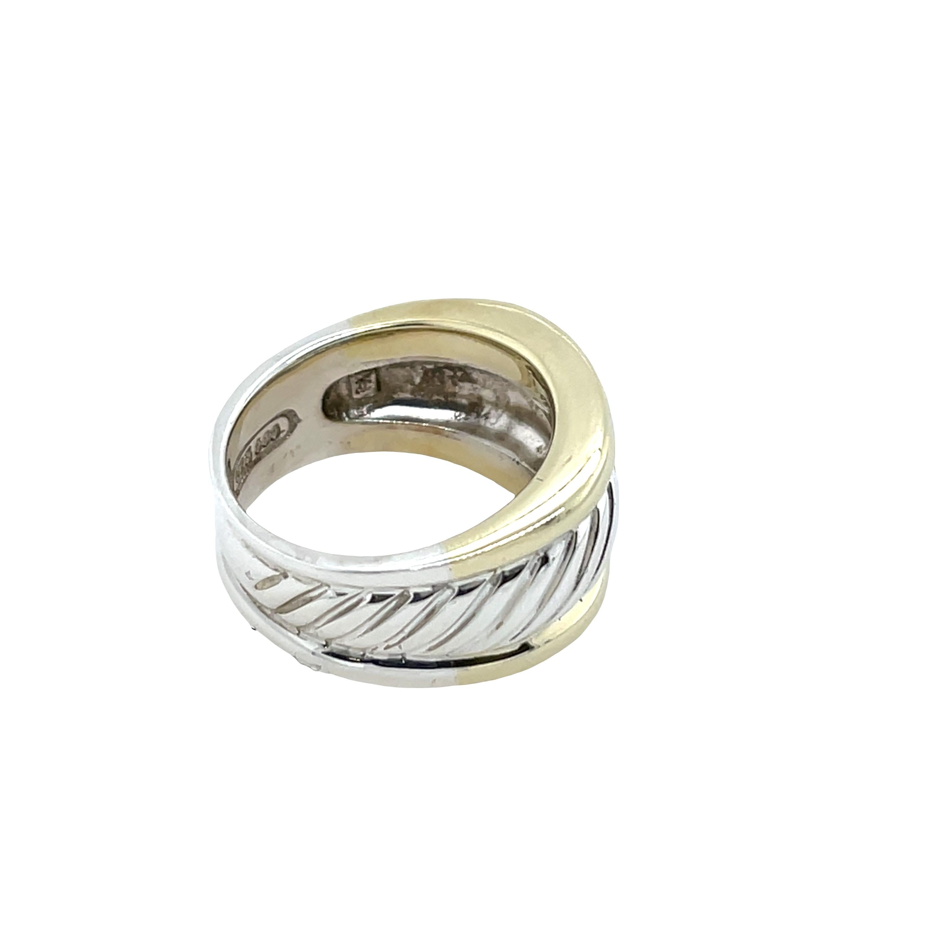 Câble torsadé classique en argent sterling avec des accents en or jaune 18ct poli, 
reflétant le style caractéristique de David Yurman et son élégance intemporelle.

Poids total : 9,84 g
Taille de la bague : N
TSMS10266