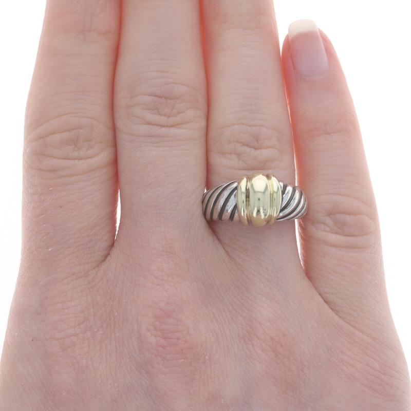 Größe: 7
Gebühr für Größenanpassung: Up 3 Größen für $25 oder Down 1 Größe für $25

Marke: David Yurman
Design/One:  Kabel

Metallgehalt: Sterling Silber & 14k Gelbgold

Stil: Kuppel Statement Band

Messungen

Höhe der Fläche (von Norden nach