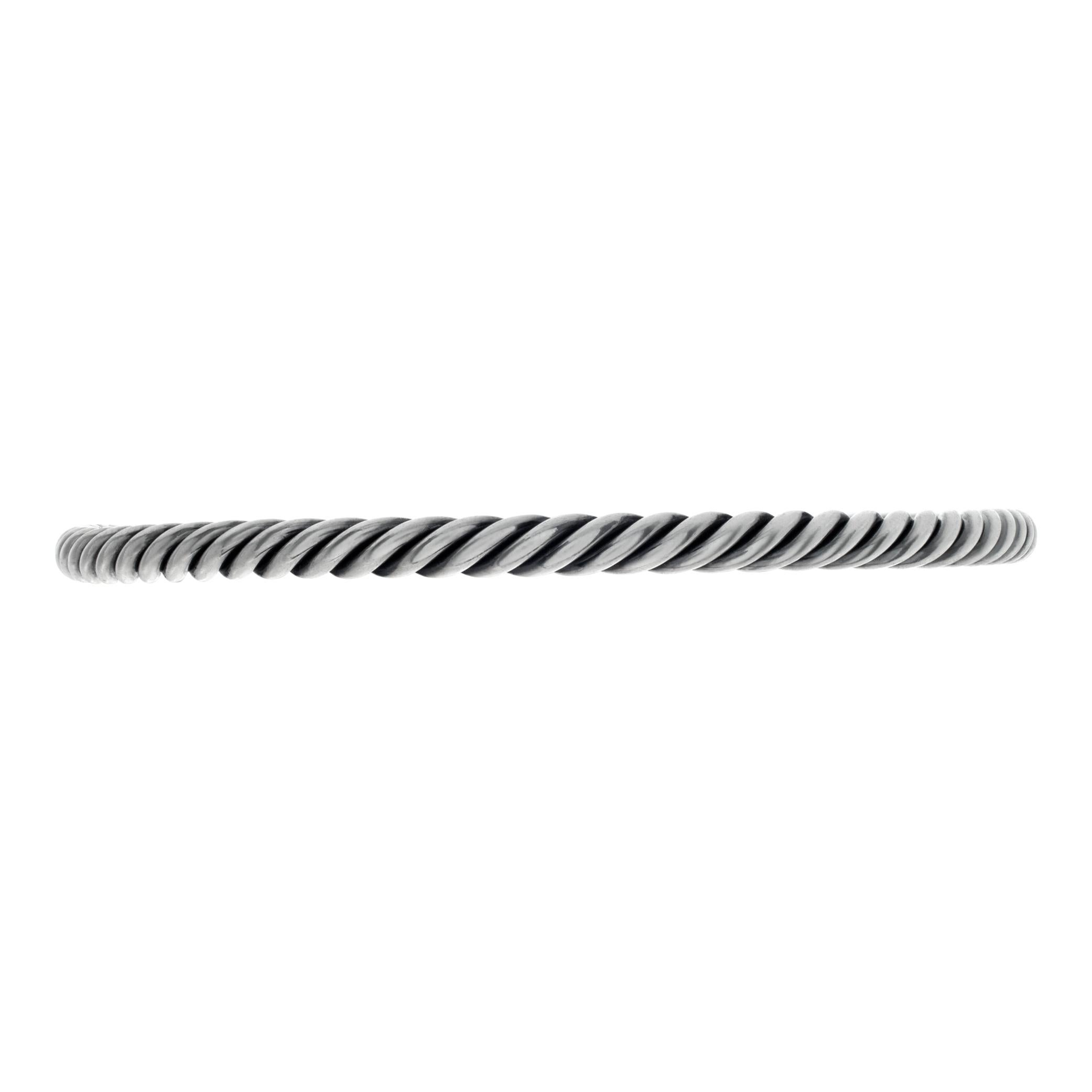 David Yurman Bracciale a cavo in argento sterling. Larghezza 3,8 mm. Viene fornito con la custodia DY. Si adatta a polsi fino a 7,5 pollici.