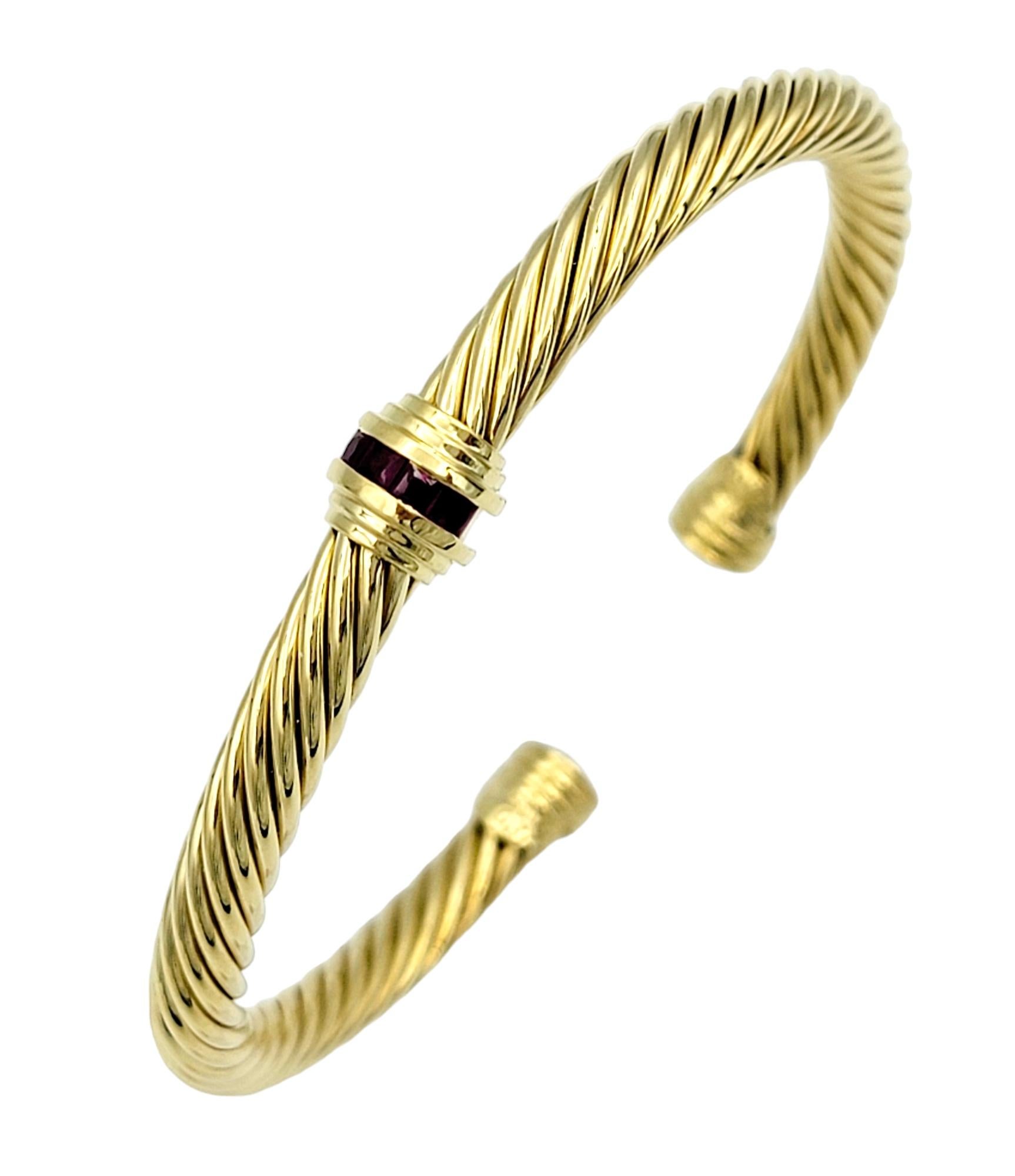 Der Innenumfang dieses Armbands beträgt 6,63 Zoll und passt bequem an ein Handgelenk von bis zu 6,5 Zoll. 

Dieses bemerkenswerte David Yurman Cablespira 5 mm Manschettenarmband ist ein exquisites Stück in 18 Karat Gelbgold gefasst. Dieses