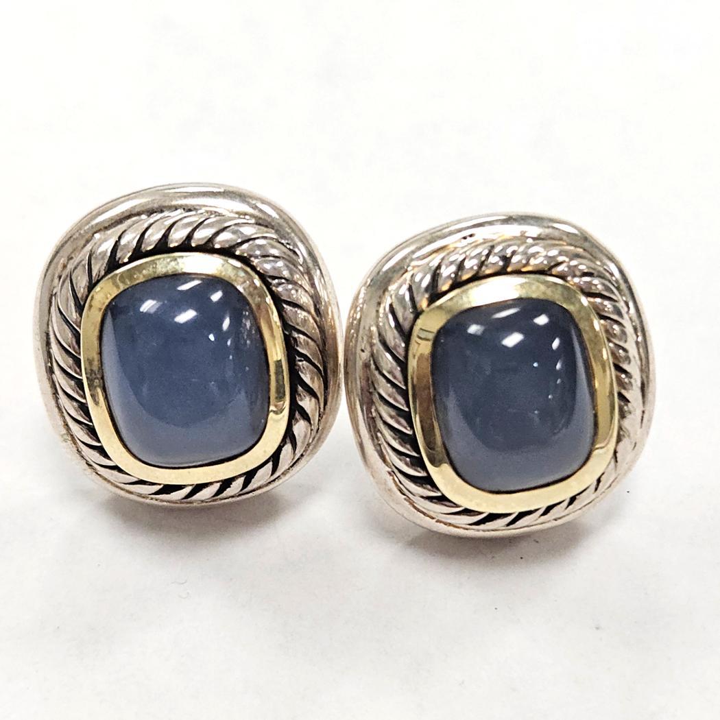 David Yurman Orecchini Albion con calcedonio cabochon - A. Silver e oro 14K, con chiusura a clip

Questi autentici orecchini David Yurman Albion presentano luminose gemme cabochon di calcedonio, che incarnano perfettamente l'eleganza scultorea della