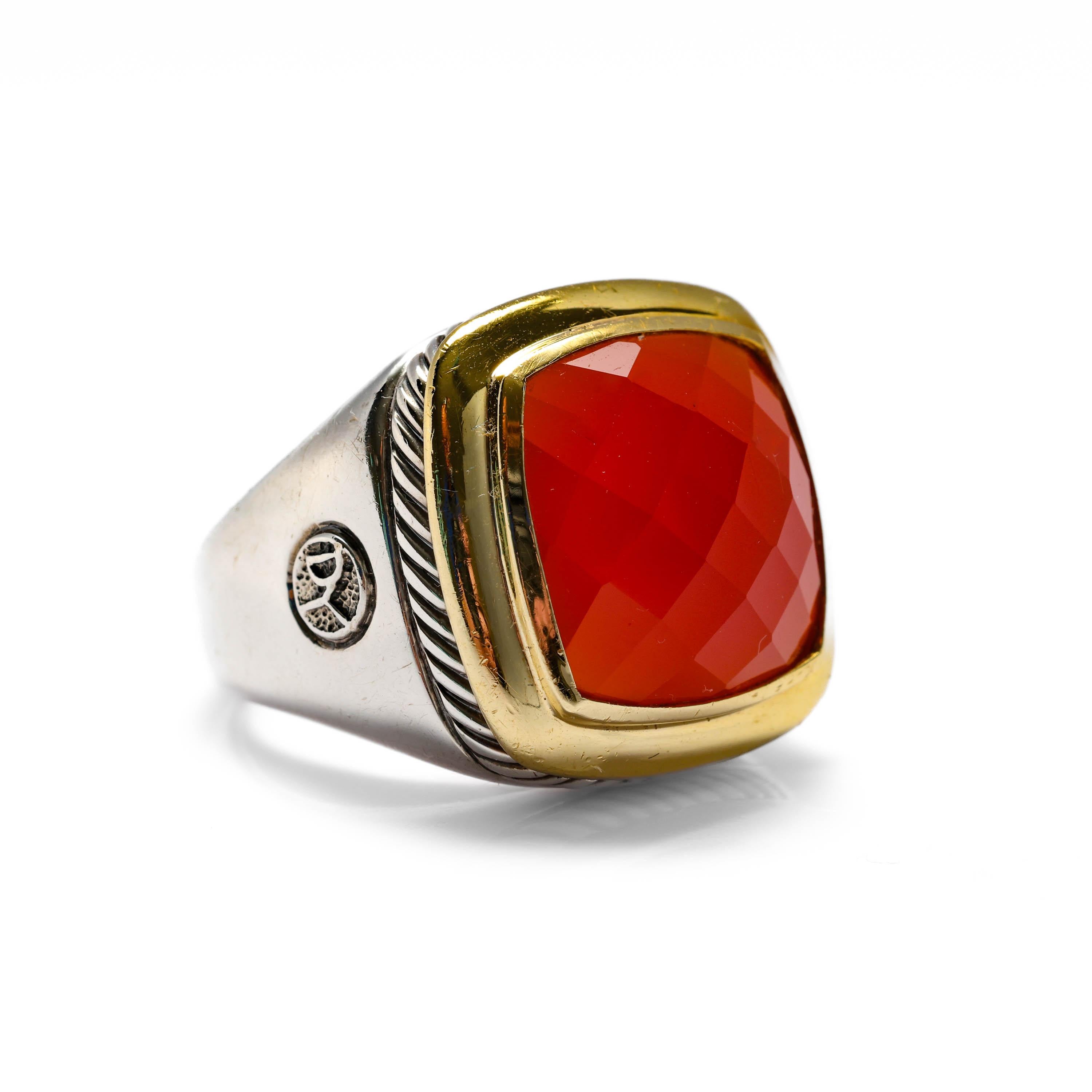 Dies ist ein ikonischer David Yurman-Ring aus Sterlingsilber und 18 Karat Gelbgold aus den 1990er Jahren mit einem facettierten Karneolstein. Der 15 mm große, quadratische Karneolstein ist durchscheinend und leuchtend.

Dieser Vintage-Ring ist in