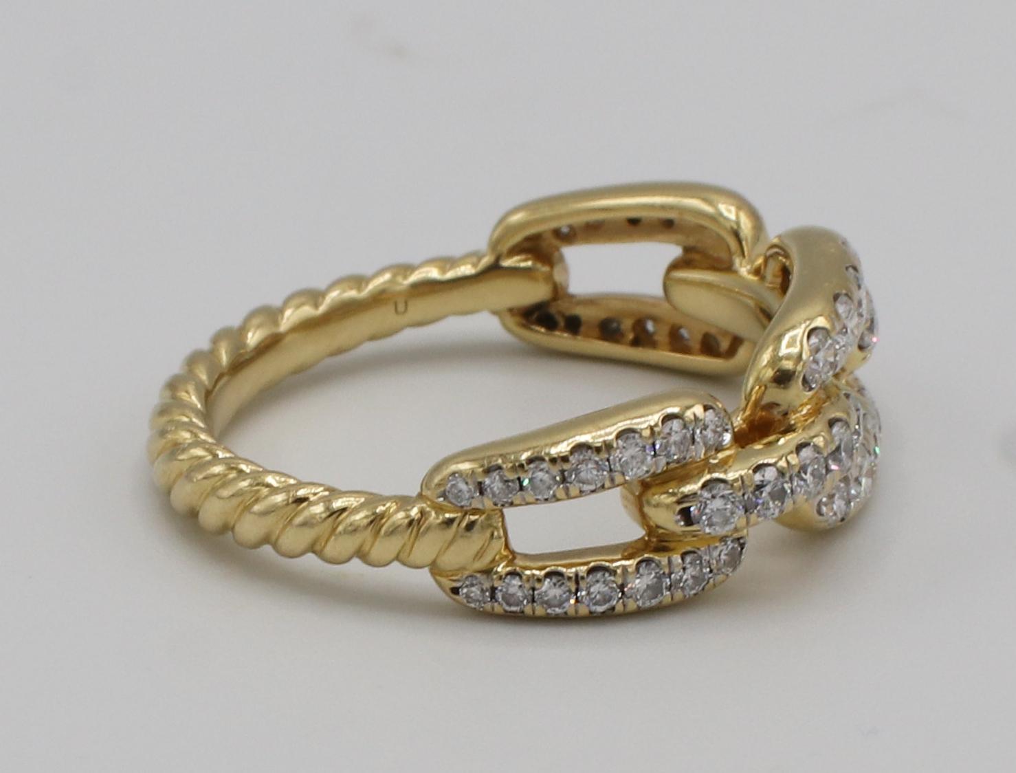David Yurman Kette Link 18K Gelbgold Pavé Naturdiamant Ring 
Metall: 18 Karat Gelbgold
Diamanten: Natürliche runde Diamanten, 0,51 Karat Gesamtgewicht
Breite: 7 mm
Größe: 6 (US)
Gewicht: 4.65 Gramm
Einzelhandel: $2500 USD
Gezeichnet: ©D.Y. 750

