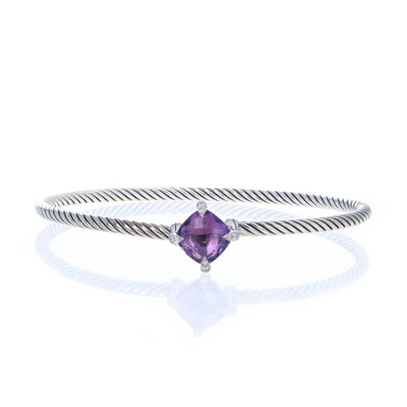 Precio de venta al público: 625

Marca: David Yurman
Colección: Chatelaine

Contenido de metal: Plata de ley

Información sobre Stone

Amatista natural
Corte: cuadrado cojín damero
Tamaño de la piedra central: 9 mm

Diamantes naturales
Quilate(s):