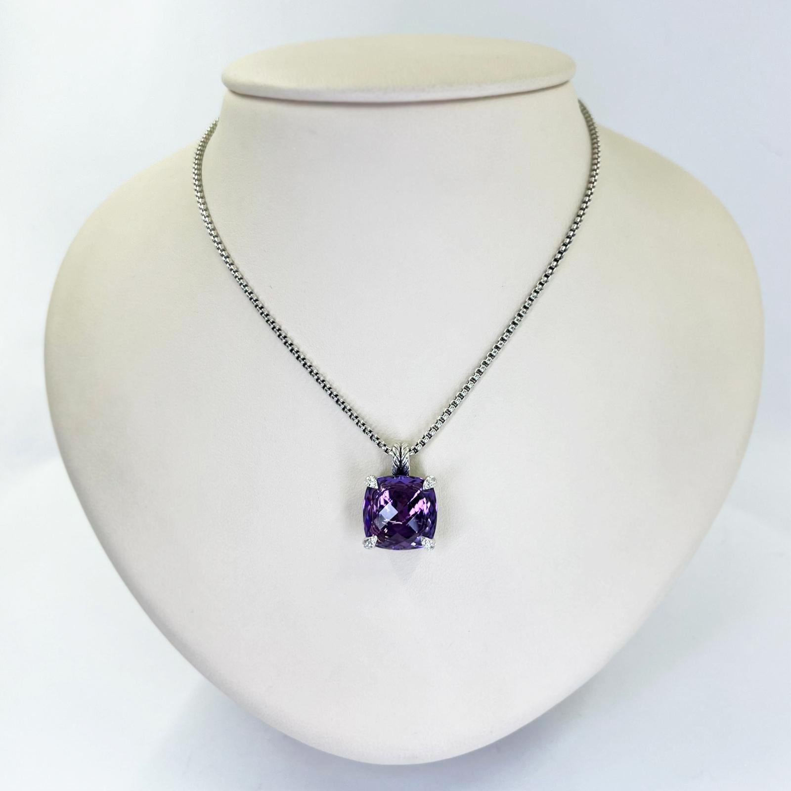 Collana David Yurman Chatelaine realizzata in argento sterling con un'ametista da 14 mm con taglio a cuscino e 12 diamanti rotondi di purezza SI e colore G/H per un totale di 0,10 carati. Catena a maglie arrotondate regolabile da 17 o 18 pollici di