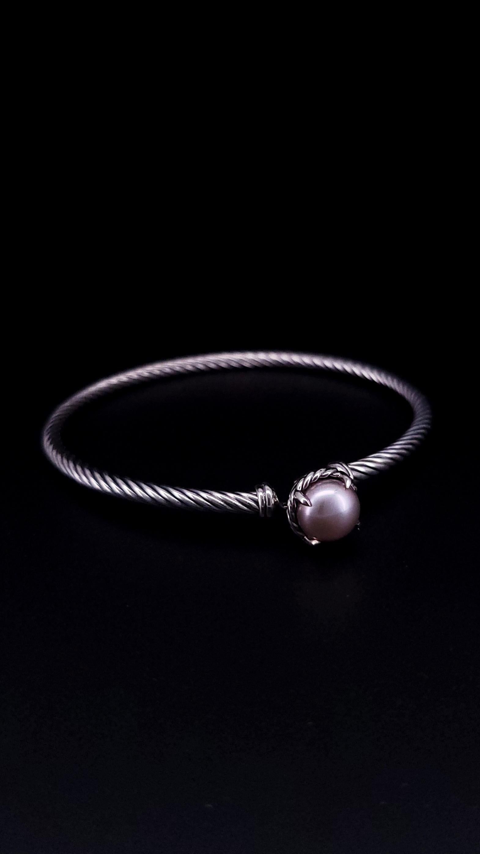 COLLEZIONE CHATELAINE DI DAVID YURMAN

-MATERIALE: A. Silver
-A. Stone: Perla, 7,7 mm
-Spessore: 3 mm
-Misura del polso: 6 1/2