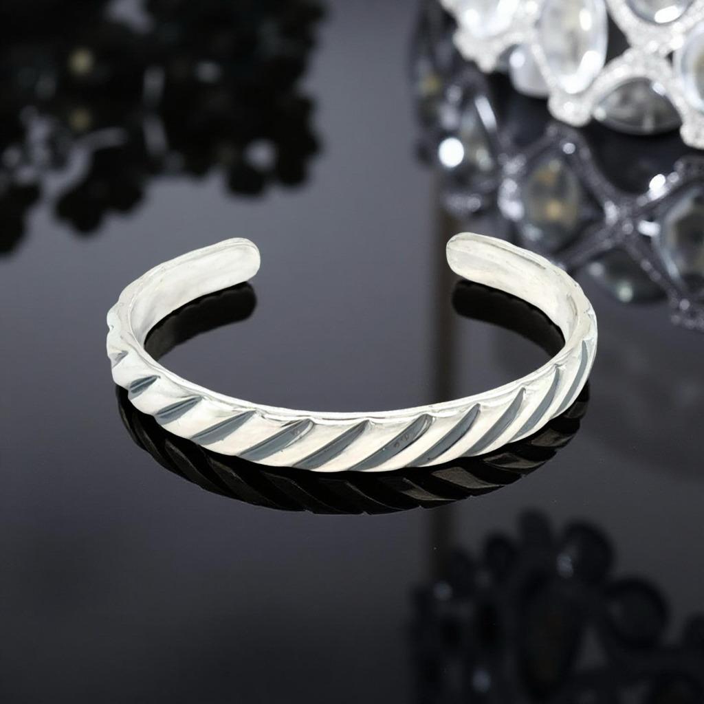 Authentique Bracelet M-One Taille M Argent Sterling Estate DY570

Prix de détail : 895,00

Faites preuve d'audace avec ce bracelet manchette à chevrons en argent sterling, doté d'un design dynamique à rayures diagonales.

Son style ouvert offre une