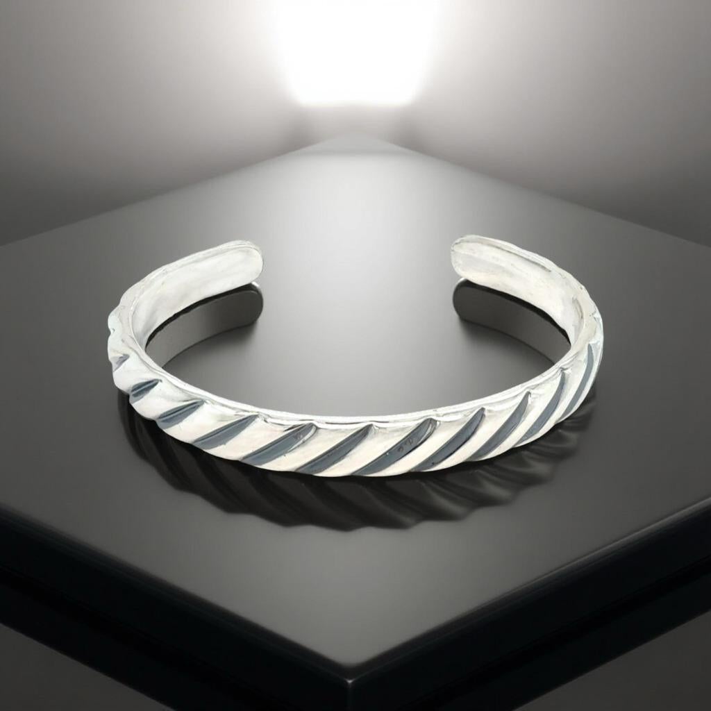 David Yurman, manchette à chevrons, taille M, ancienne propriété en argent sterling Bon état - En vente à Brooklyn, NY