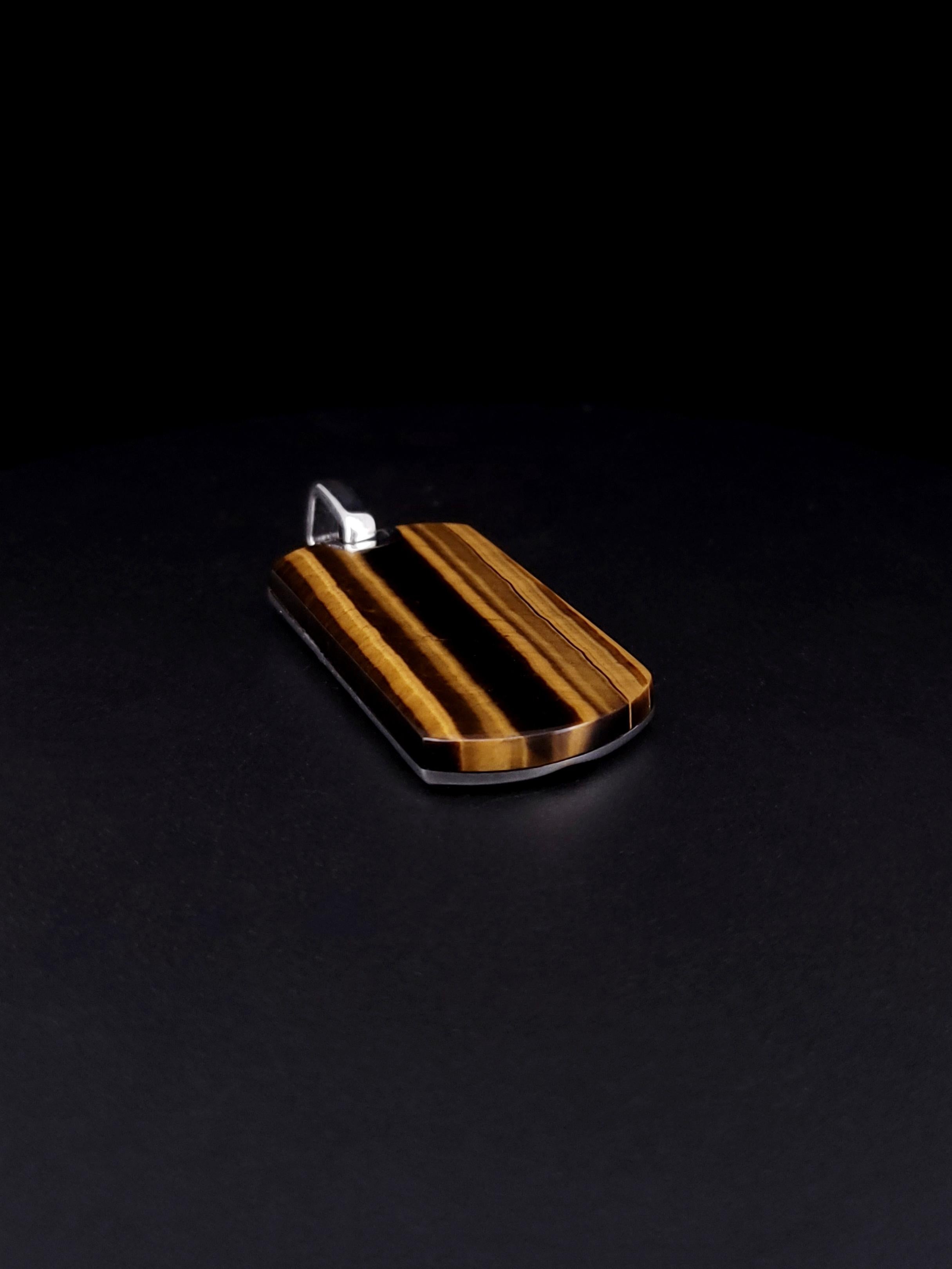 David Yurman reinterpreta abilmente lo chevron, l'antico motivo a forma di V utilizzato nell'architettura e nell'arte, in questa collezione moderna e scultorea. Se osservate l'una in relazione all'altra, ogni metà del motivo è un'immagine speculare