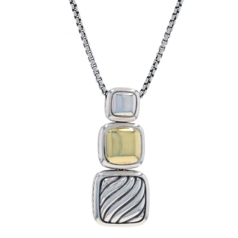 Marque : David Yurman
Collectional : Chiclet
Design :  Câble triple chute

Contenu du métal : Argent sterling et or jaune 18k

Style de chaîne : Boîte
Style du collier : Chaîne
Type de fermeture : Fermoir à griffe de homard
Caractéristiques :