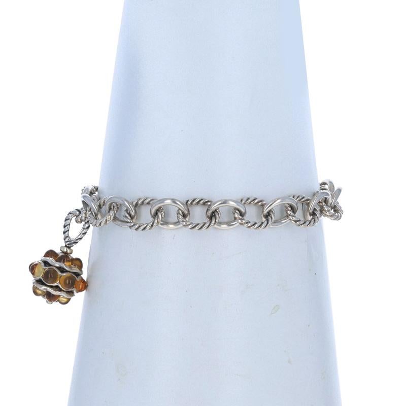 Marque : David Yurman

Contenu du métal : Argent sterling et or jaune 18k

Informations sur les pierres

Citrines naturelles
Traitement : Chauffage
Coupe : Cabochon rond
Couleur : Orange

Style de chaîne : Câble fantaisie
Style de bracelet : Chaîne