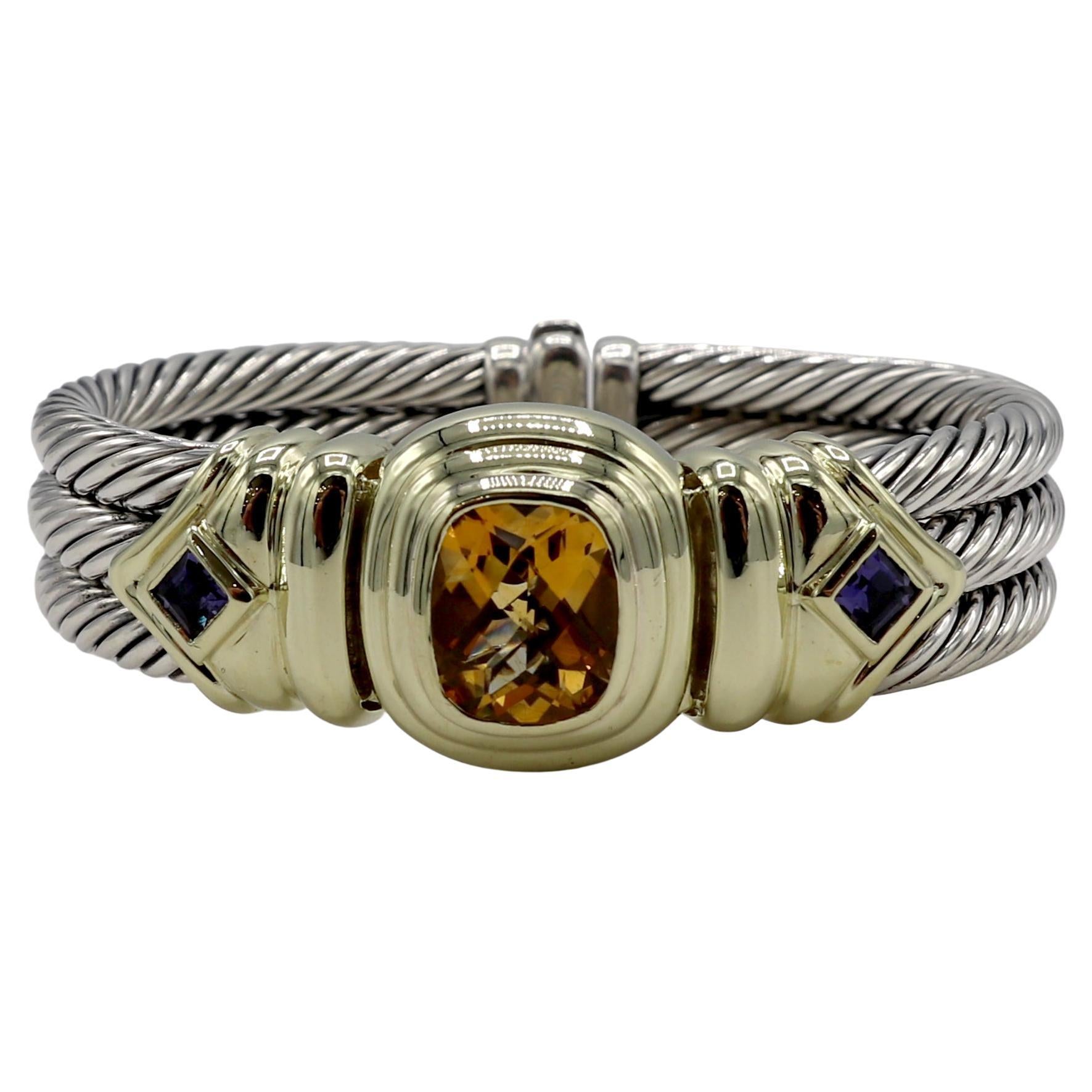 David Yurman Citrin & Iolith Sterling Silber Dreifach-Kabel-Armreif 
Metall: Sterling Silber & 14k Gelbgold
Gewicht: 77,5 Gramm
Durchmesser: 58 mm
Umfang: Ca. 6,5 Zoll
Breite: 15 mm
