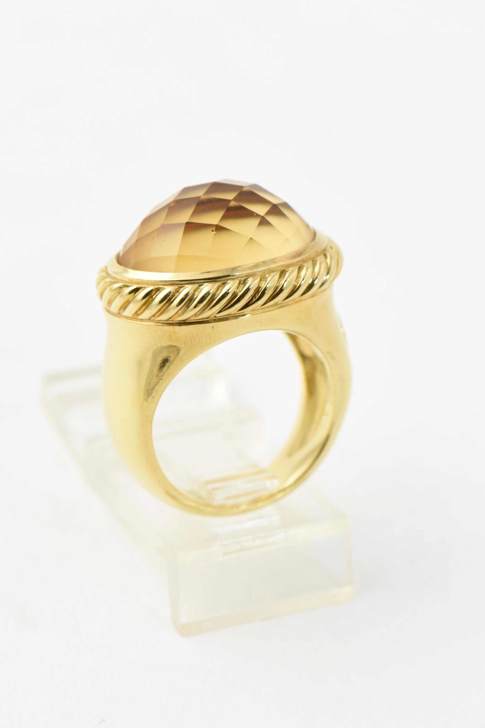 David Yurman 18k Gelbgold Ost - West Signatur Ring mit facettierten Citrin in einem Kabel Rahmen montiert. Das Band ist aus massivem Gold mit einer glatten Oberfläche. Markiert DY auf der Außenkante und 750 & DY im Inneren des Bandes. US Größe