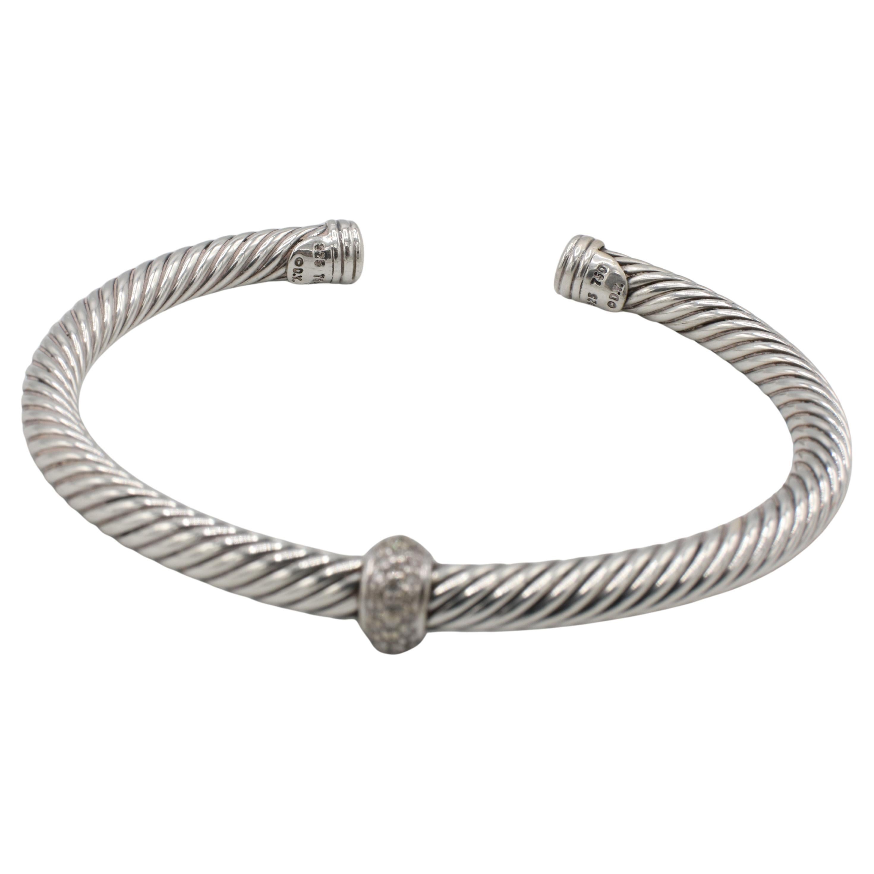 David Yurman Classic Cable Natural Diamond Station Manschettenknopf Armband 5mm
Metall: Sterling Silber 925
Gewicht: 29.7 Gramm
Breite: 5mm
Diamanten: Appro. 0,25 CTW G-H VS-SI
Größe: Passt bis zu einem Handgelenk von 6,75 Zoll
ATD F35000311
