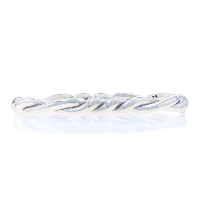 Marque : David Yurman
Collectional : Continuité

Contenu métallique : Argent sterling

Style : Bracelet à charnière
Type de fermeture : Mousqueton verrouillable

Mesures

Circonférence intérieure : 6 1/4