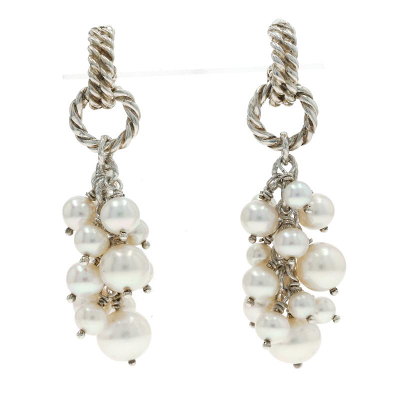 Marke: David Yurman
Collection'S: Copella

Metallgehalt: Sterling Silber

Informationen zu Stein

Gezüchtete Süßwasser-Zuchtperlen

Stil: Half-Hoop Dangle
Verschlusstyp: Schmetterlingsverschlüsse

Messungen

Hoch: 1 15/16