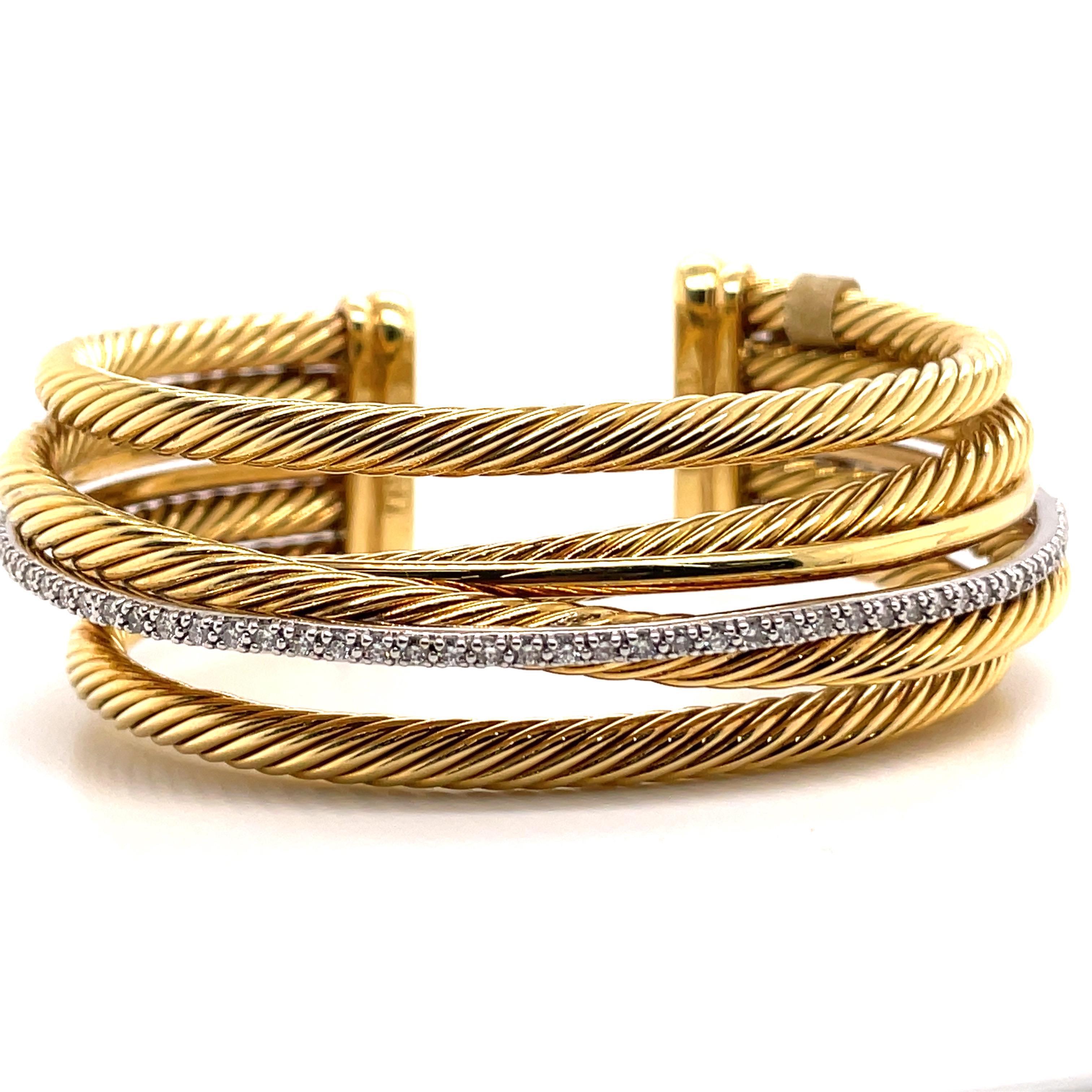 Issu de la collection Crossover, ce bracelet David Yurman comporte 4 cordons torsadés croisés, un cordon poli et une rangée de diamants, en or jaune 18 carats. 
81.7 grammes