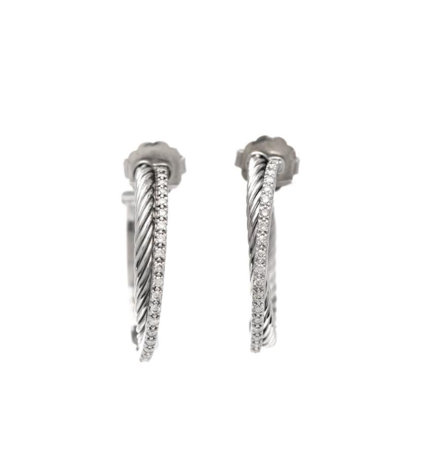 Argento

Diamante: 0,42 carati totali

Orecchini a cerchio incrociato: 31 mm 

Viene fornito con l'astuccio David Yurman. 