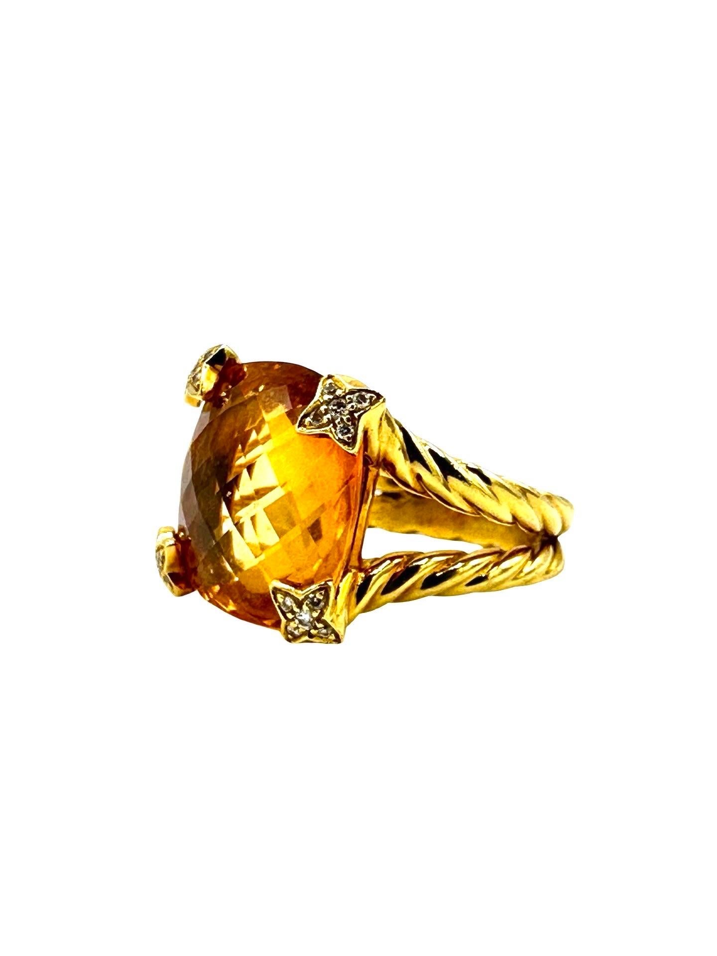 La bague David Yurman Cushion Citrine & Diamond est une magnifique pièce de joaillerie fine en or jaune 18 carats. Cette bague est ornée d'une belle citrine en forme de coussin et d'un diamant secondaire, ce qui la rend idéale pour diverses