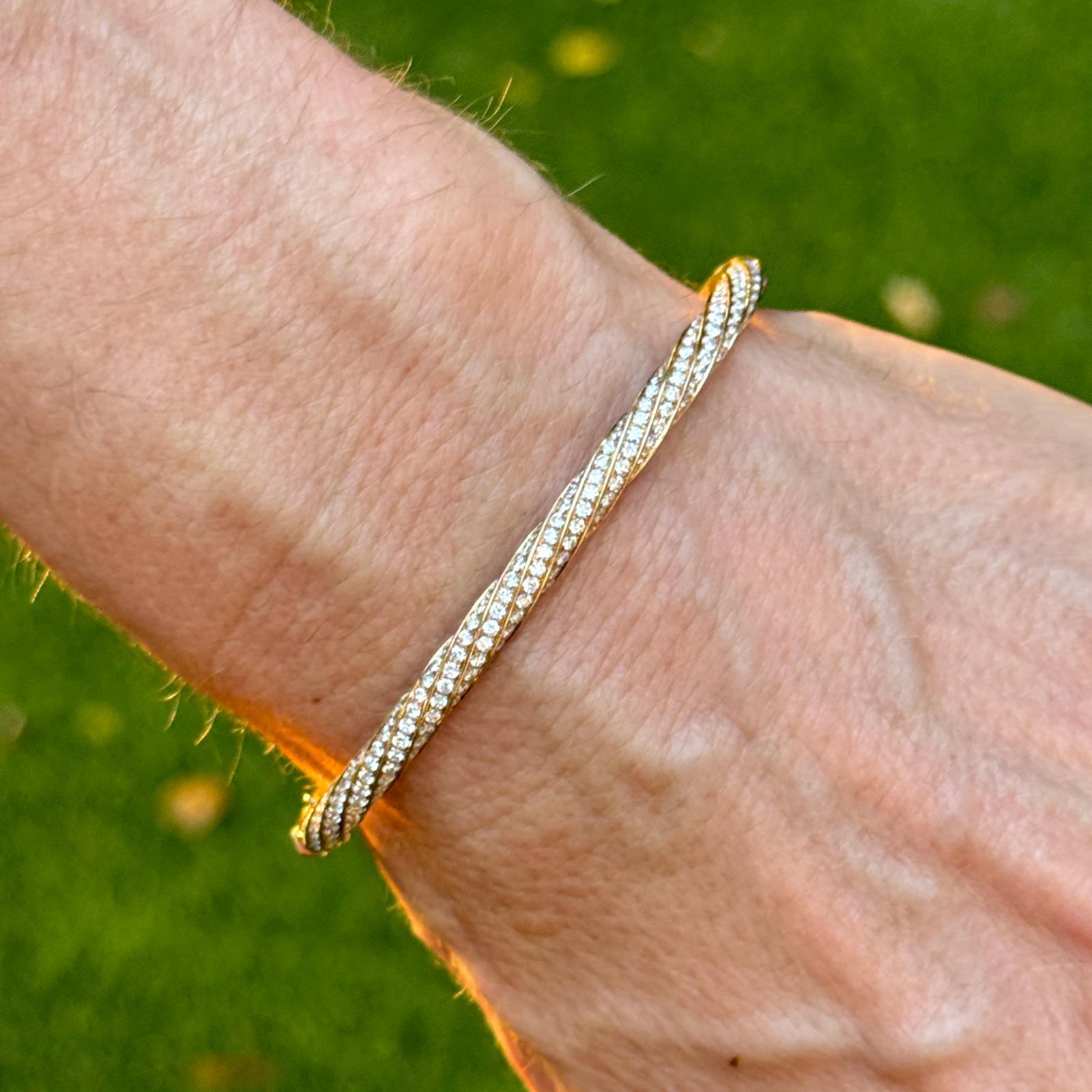 This David Yurman 18k yellow gold Cable Edge bangle bracelet combines signature elegance with modern luxury. Crafted in 18k yellow gold, the bracelet features the iconic twisted cable design with a sleek and polished finish. The oval bangle should