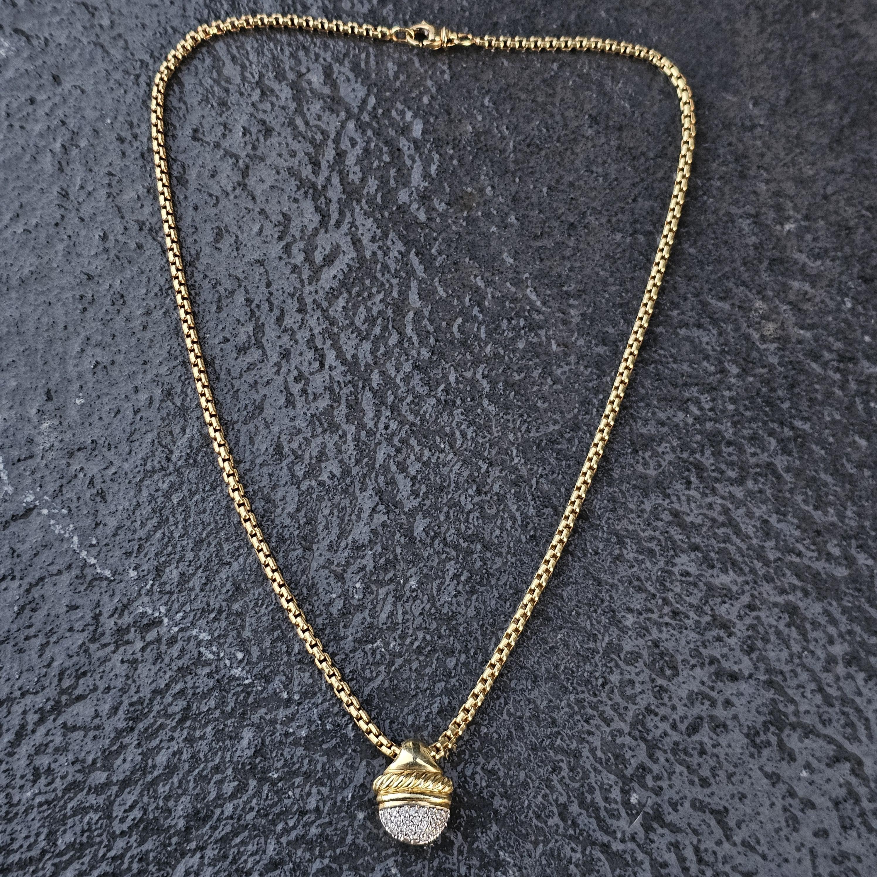 Questa è una collana di David Yurman con ciondolo a forma di ghianda con pavé di diamanti in oro giallo 18 carati. La collana è lunga 16 pollici e presenta una catena a scatola. Si tratta di un raro ciondolo vintage originale David Yurman, di cui si