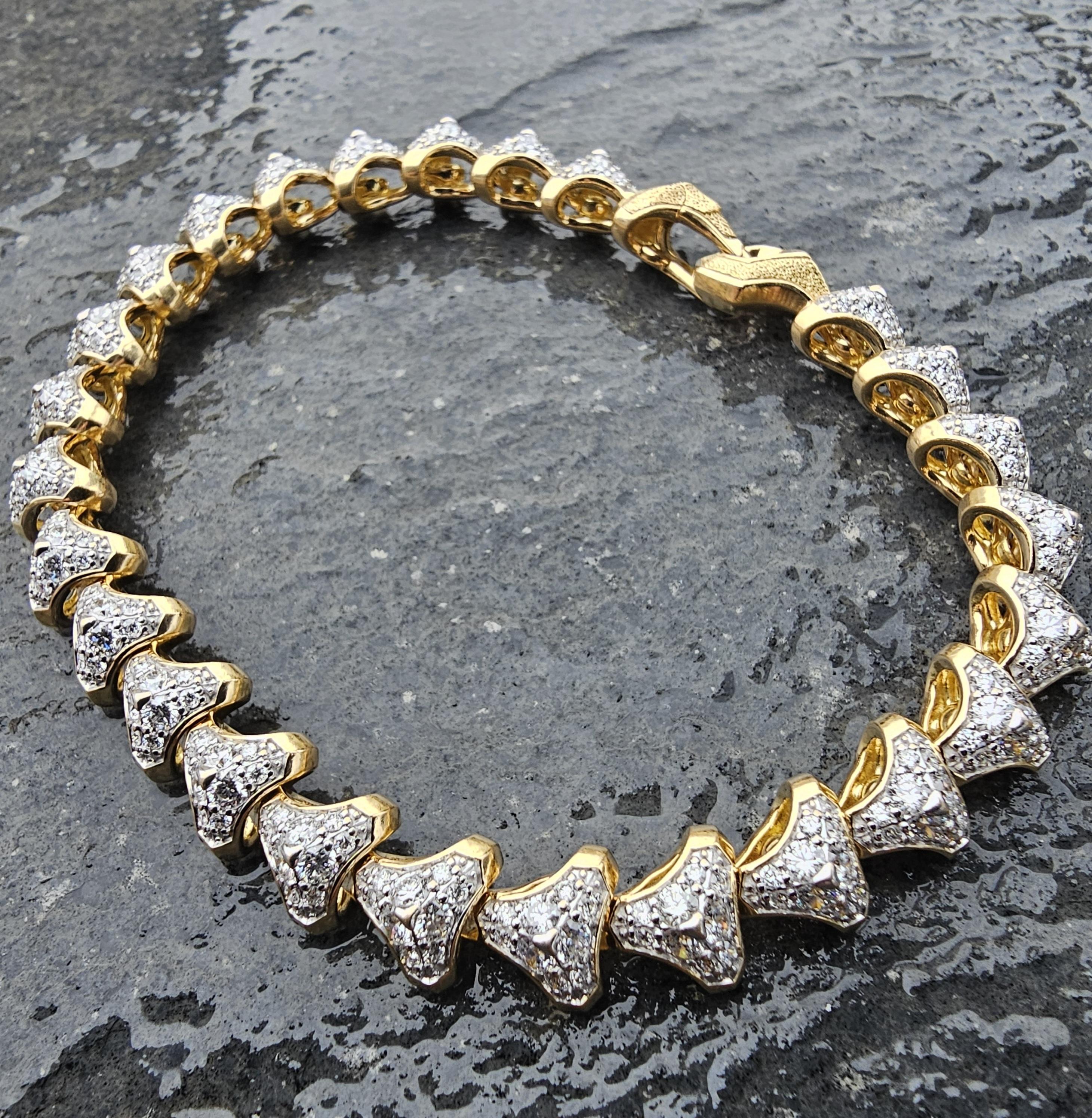 Esta exquisita pulsera de eslabones David Yurman Armory presenta un cautivador diseño con diamantes blancos redondos engastados en oro amarillo de 18 quilates. El intrincado diseño de la pulsera muestra la artesanía característica de la marca, con