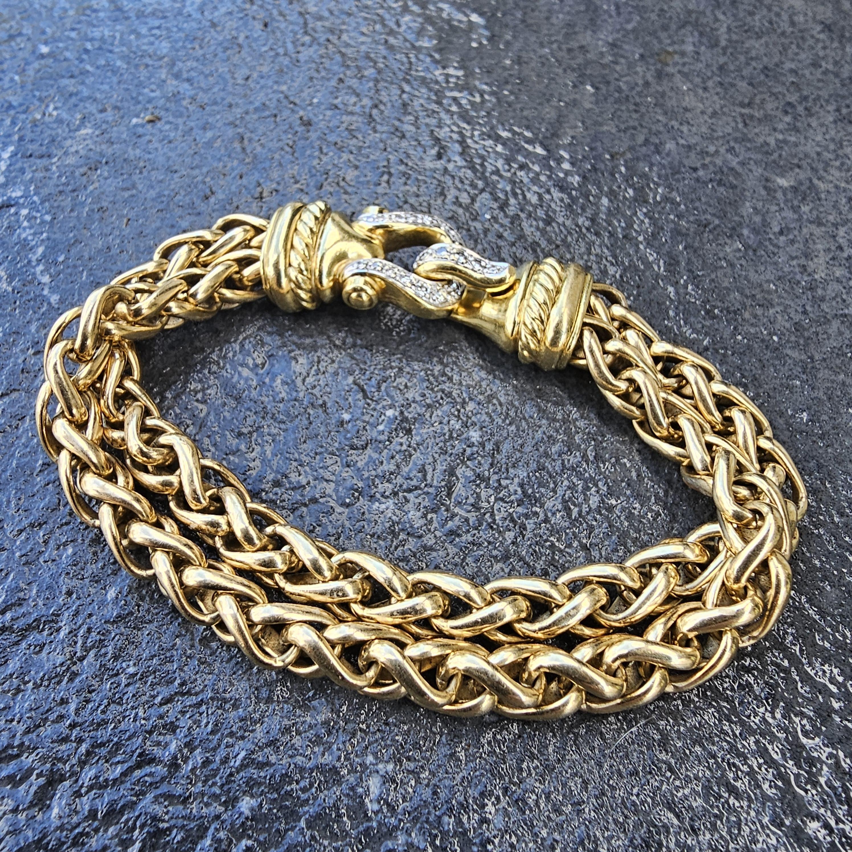 Arricchisci la tua collezione con questo raffinato bracciale a doppia catena di grano David Yurman. Realizzato in oro giallo 18 carati, presenta un design sofisticato con una chiusura sicura impreziosita da diamanti bianchi rotondi. Le intricate