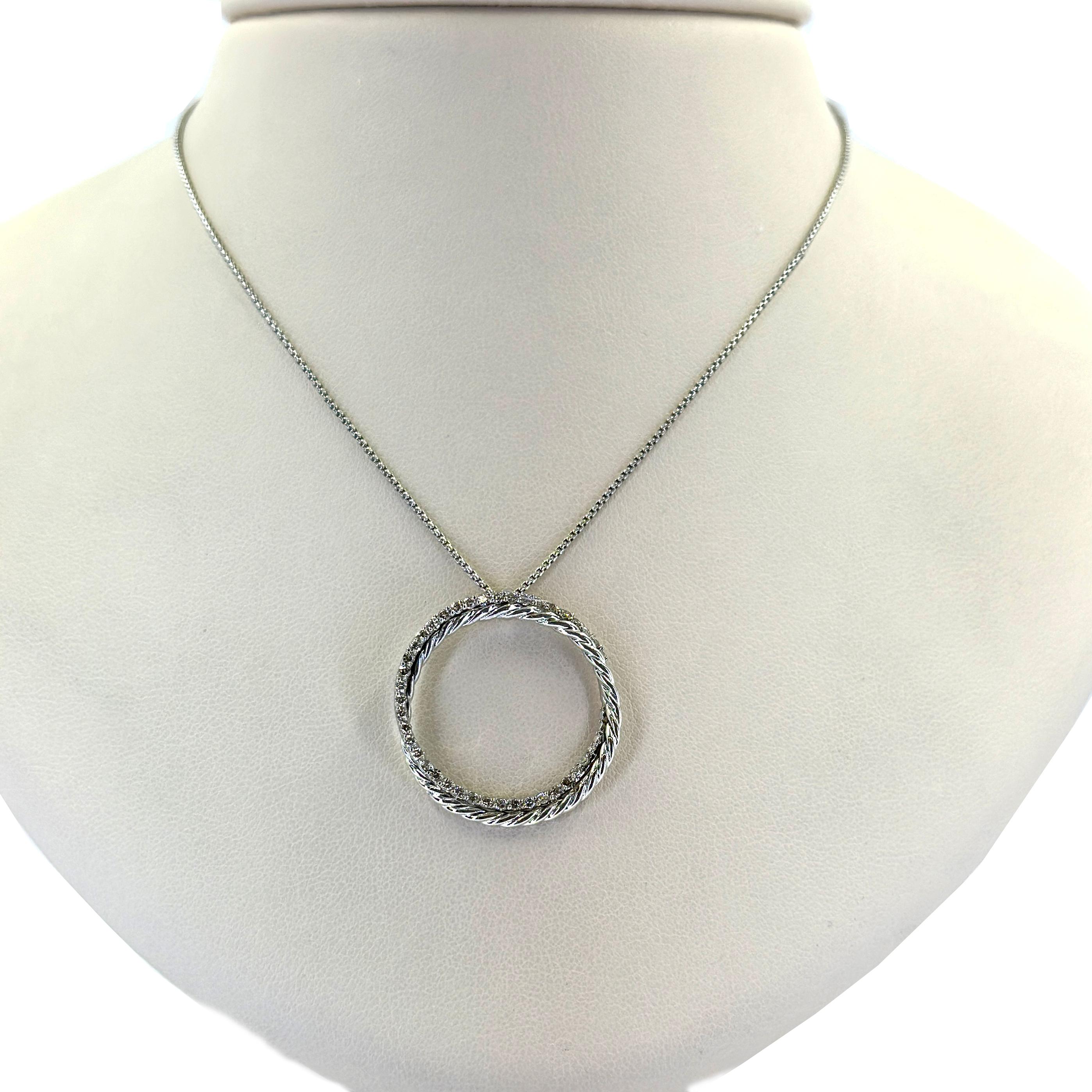 Collana a cerchio in argento David Yurman con 40 diamanti rotondi taglio Brilliante di purezza SI e un peso totale stimato di 0,30 carati. Catena da 18 pollici con chiusura a moschettone. $1.450 MSRP.