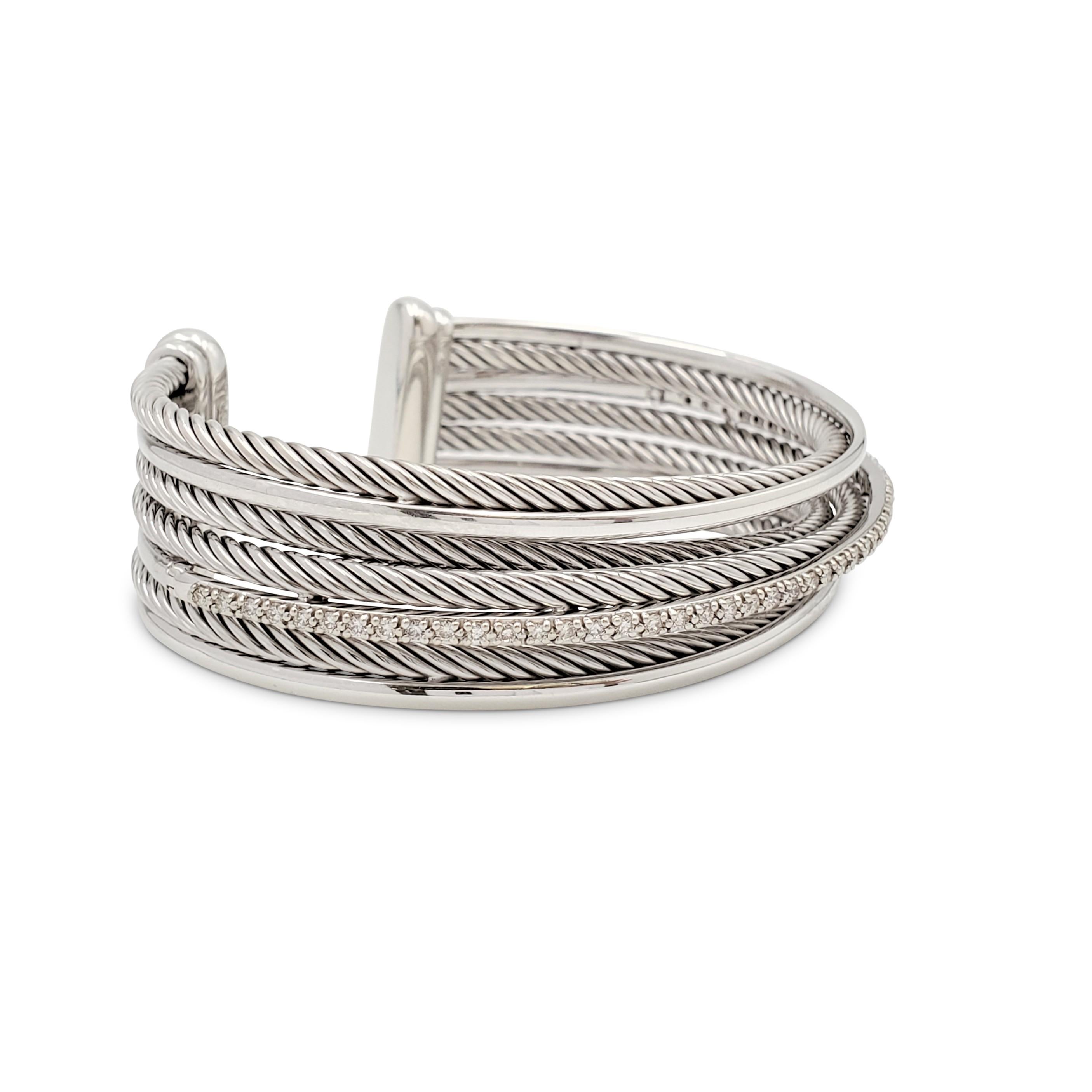 Authentisches vierreihiges Manschettenarmband der David Yurman Crossover Collection aus Sterlingsilber und 14 Karat Weißgold.  Die ineinander verschlungenen glatten und geflochtenen Kordeln werden von funkelnden:: pflastergeschliffenen Diamanten