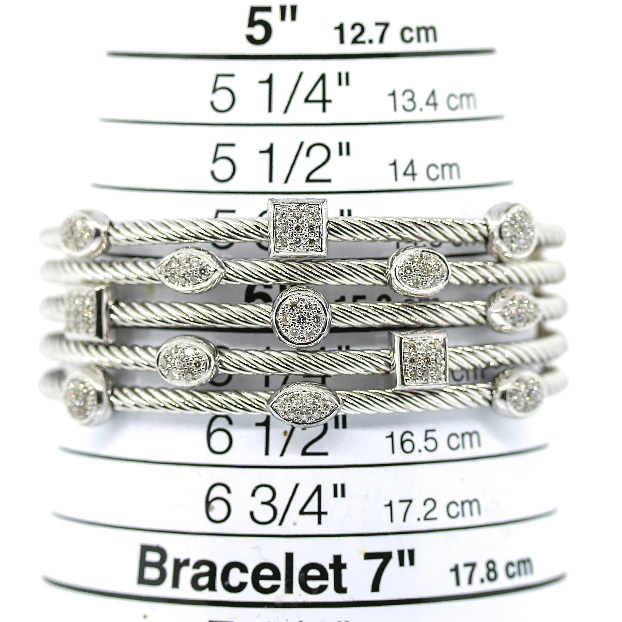 Argenterie sterling
Cinq bracelets en argent sterling, chacun contenant des facettes de diamants pavés
Peut s'adapter à des poignets allant jusqu'à 6,5 pouces.