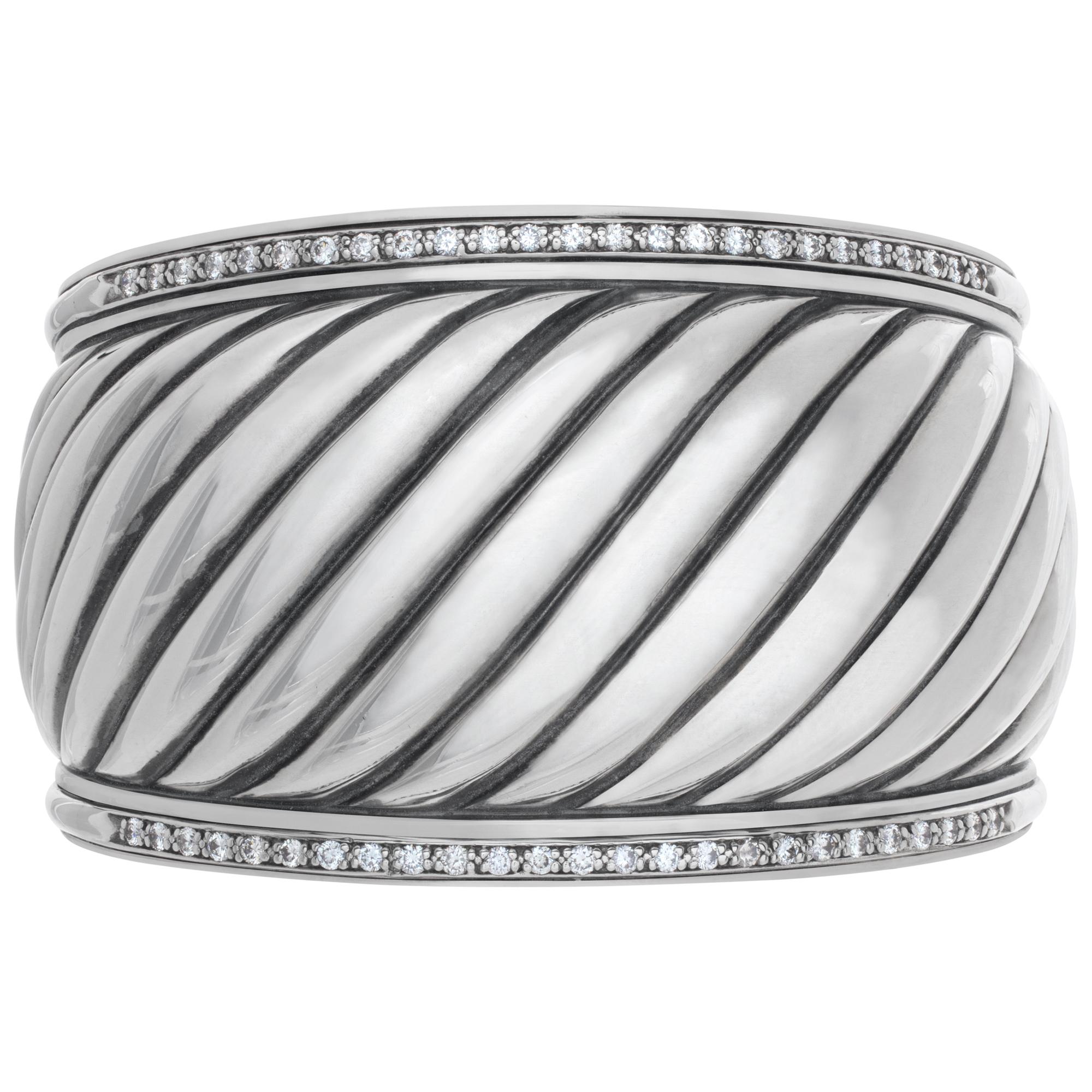 David Yurman Diamant geriffelt breite Sterling Silber Manschette Armband mit fünfzig runden Diamanten im Brillantschliff von insgesamt etwa 0,75 Karat. Mit DY-Beutel.
