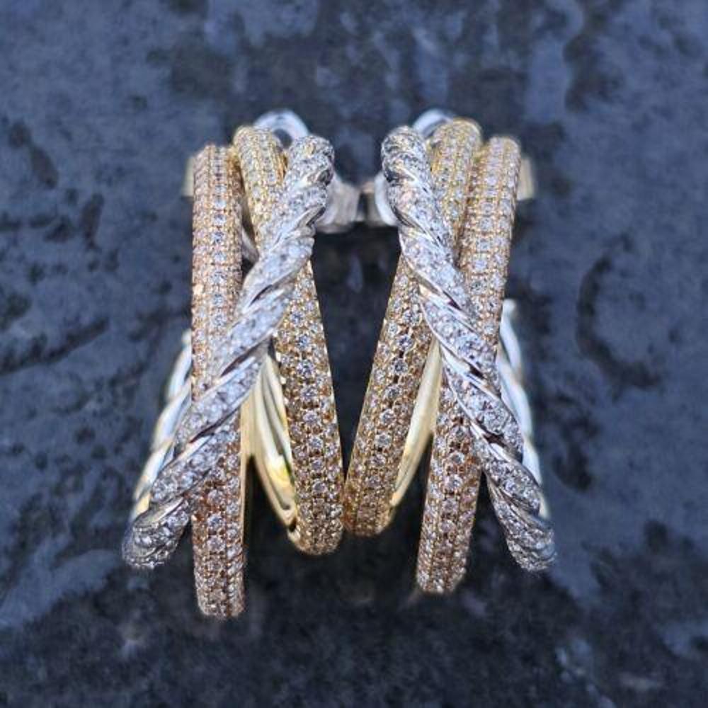 Eleva il tuo stile con questi splendidi orecchini a cerchio Pavéflex di David Yurman. Gli orecchini sono caratterizzati da splendidi diamanti incastonati in 3 file d'oro, giallo, bianco e rosa, con design a incrocio.

Attualmente è in vendita su