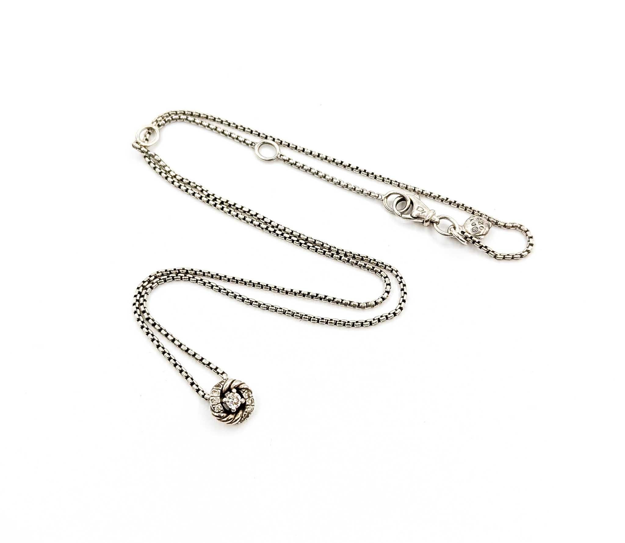 Cet authentique collier David Yurman présente un délicat pendentif circulaire de style Albion serti de diamants ronds de taille brillant totalisant environ 0,08 carats. Les diamants ajoutent un éclat subtil, complétant magnifiquement les détails de