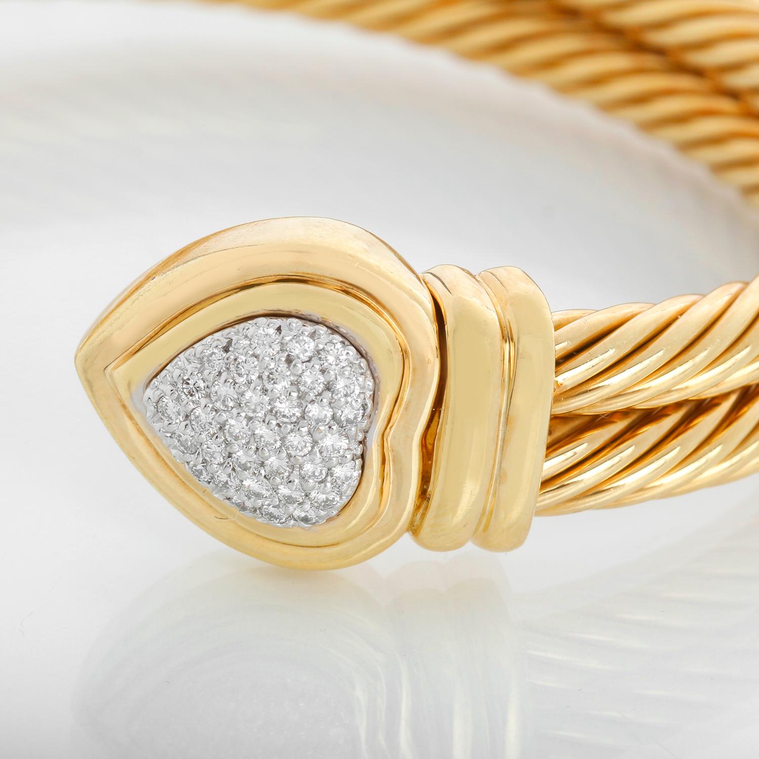 Pulsera brazalete David Yurman con doble cable y pavé de diamantes en forma de corazón - La pulsera brazalete con doble cable y pavé de diamantes en forma de corazón de 18 quilates se ajusta a una muñeca de hasta 20 cm. Peso aproximado en quilates