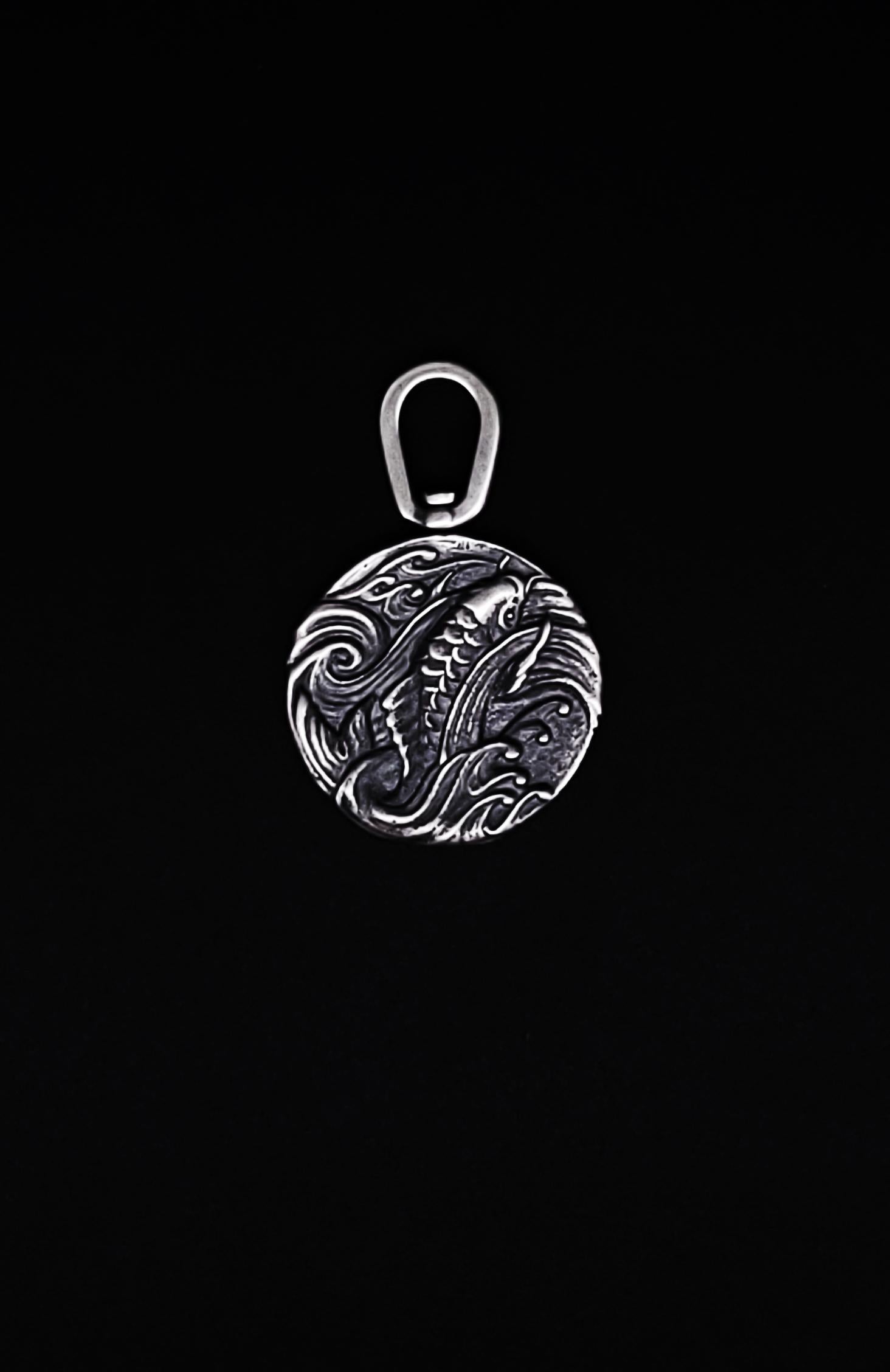 Gli amuleti David Yurman sono un'ode all'individualità e rappresentano una serie di simboli, talismani e motivi. 

Argento 925
Amuleto, 29,9 mm (con balla) x 19,5 mm
Spessore, 3,5 mm
Peso, 8,3 grammi

Vendita al dettaglio: $375
*La custodia di DY è